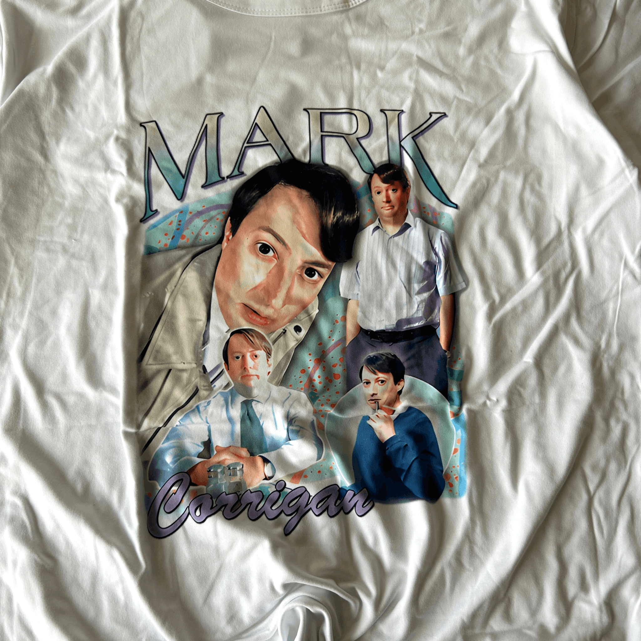 Japanese Brand Novelty Peep Show Mark Corrigan T-shirt in white w. graphic. Size US L / EU 52-54 / 3 - 3 Thumbnail