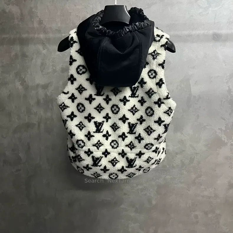 Louis Vuitton Louis Vuitton Black and white teddy fleece ruffle zip hood Size XXS / US 00 / IT 34 - 5 Thumbnail