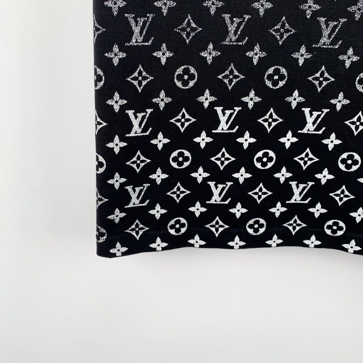 Louis Vuitton Louis Vuitton 23 collection Black Logo Gradient T-Shirt Size US XL / EU 56 / 4 - 4 Thumbnail