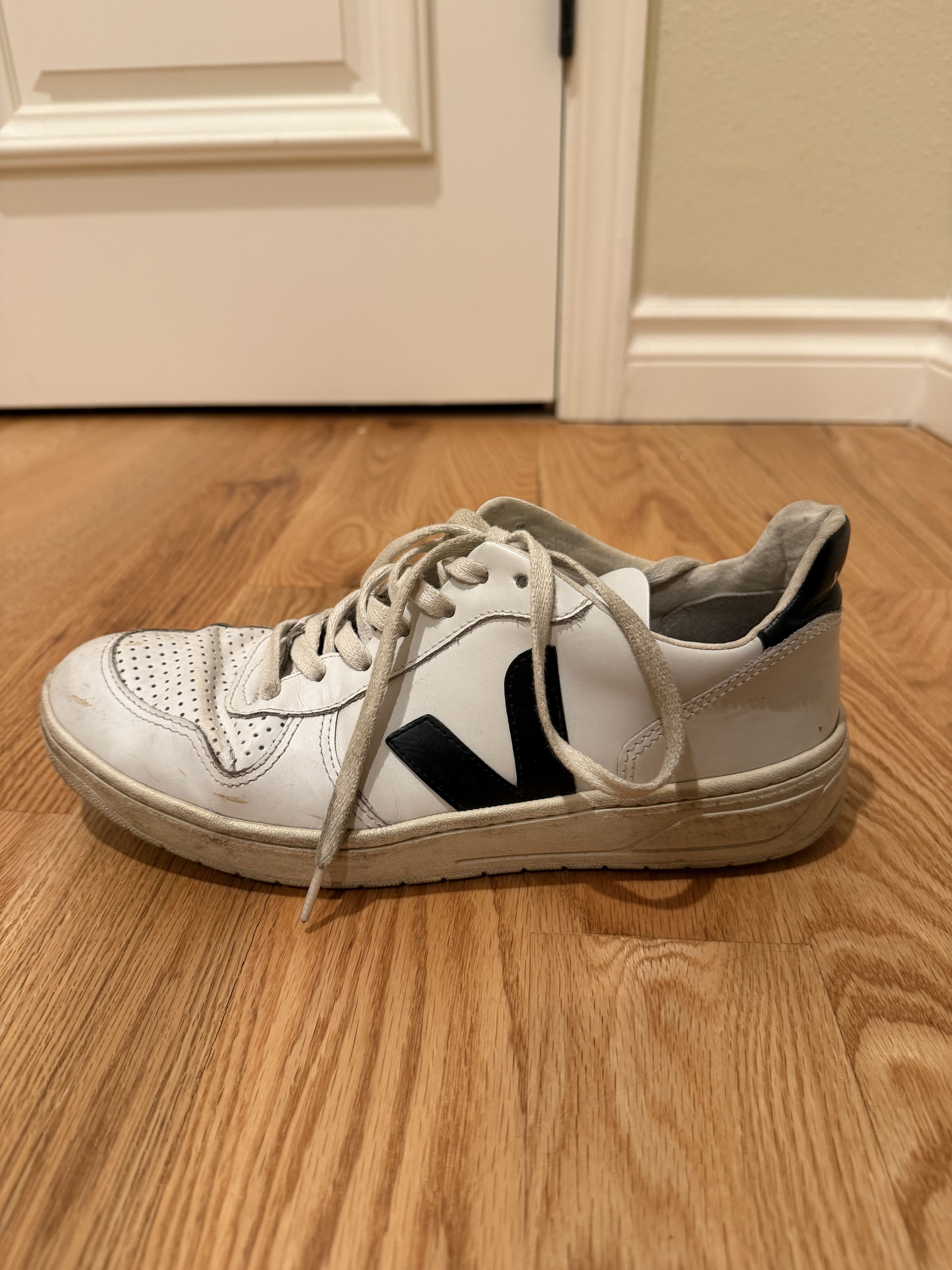 Veja Veja White Low Top Sneakers – Dark Blue Logo – Size 8 / 41 Size US 8 / EU 41 - 1 Thumbnail