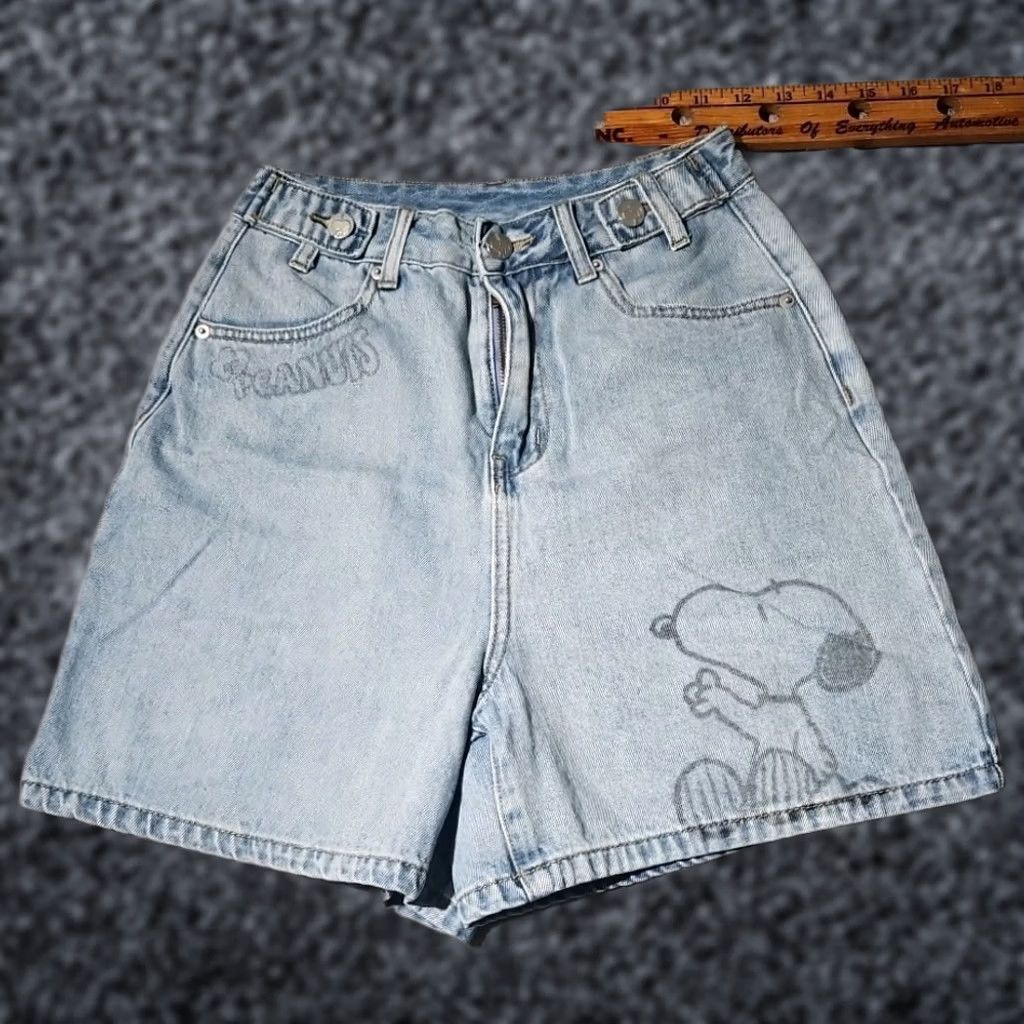Peanuts Ledin Peanuts Shorts Womens Medium Blue Denim Snoopy Graphic Print Casual Pants Size 32" / US 10 / IT 46 - 1 Thumbnail