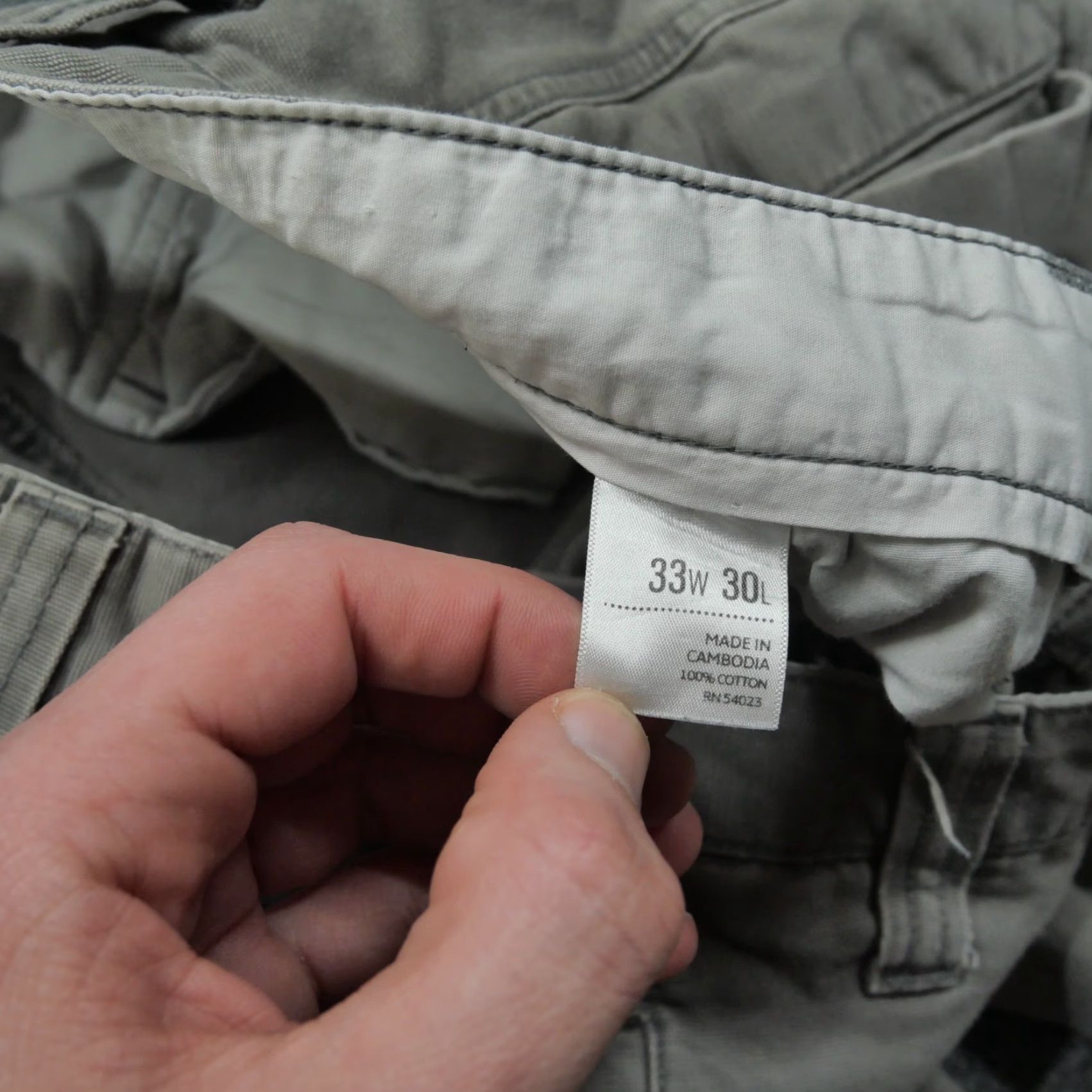 Old Navy Old Navy Mens Pants 33x30 Grey Cargo Wide Leg Size US 34 / EU 50 - 6 Thumbnail