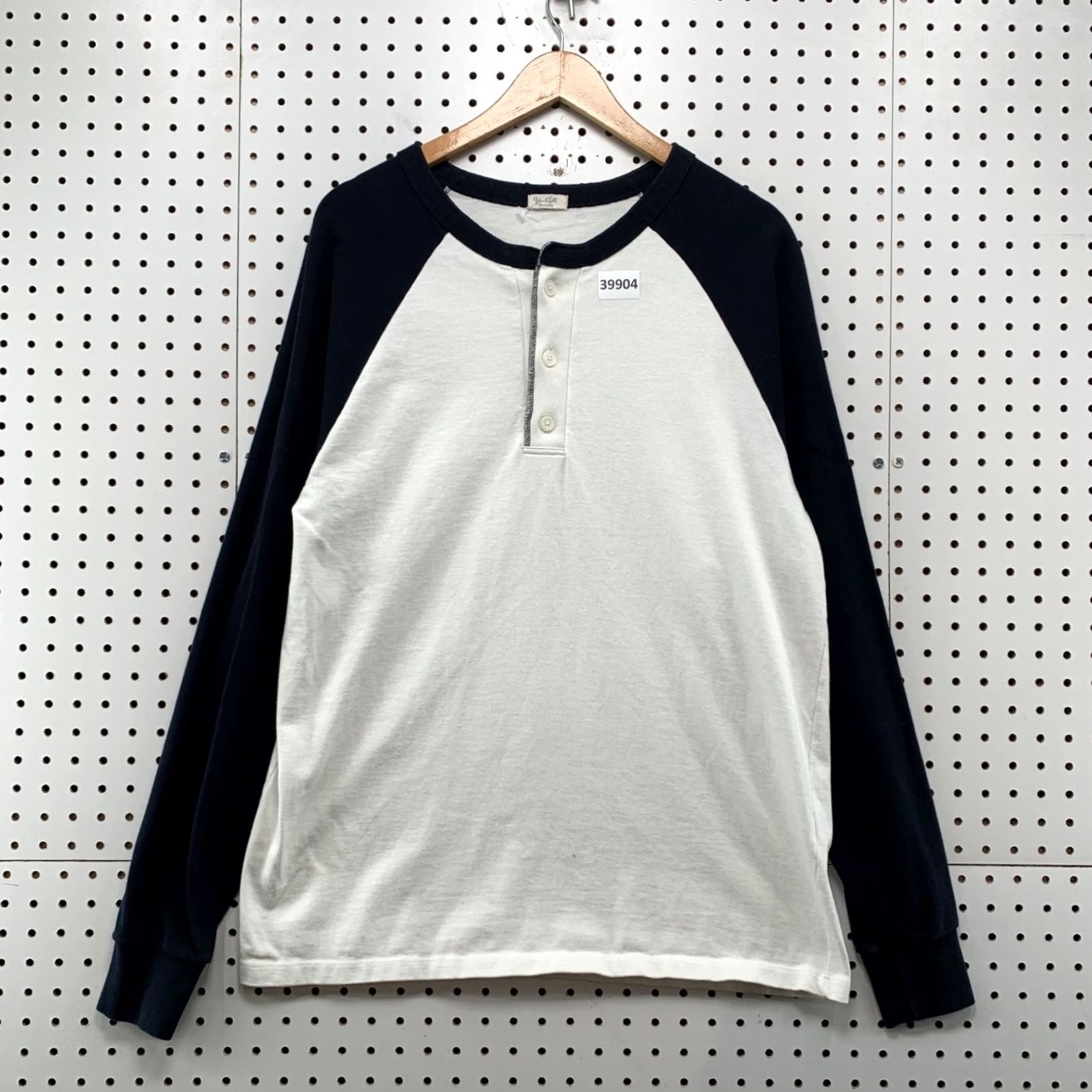 Brandy Melville Brandy Melville John Galt Henley Top Womens One Size White Raglan Long Sleeve Size ONE SIZE - 2 Thumbnail