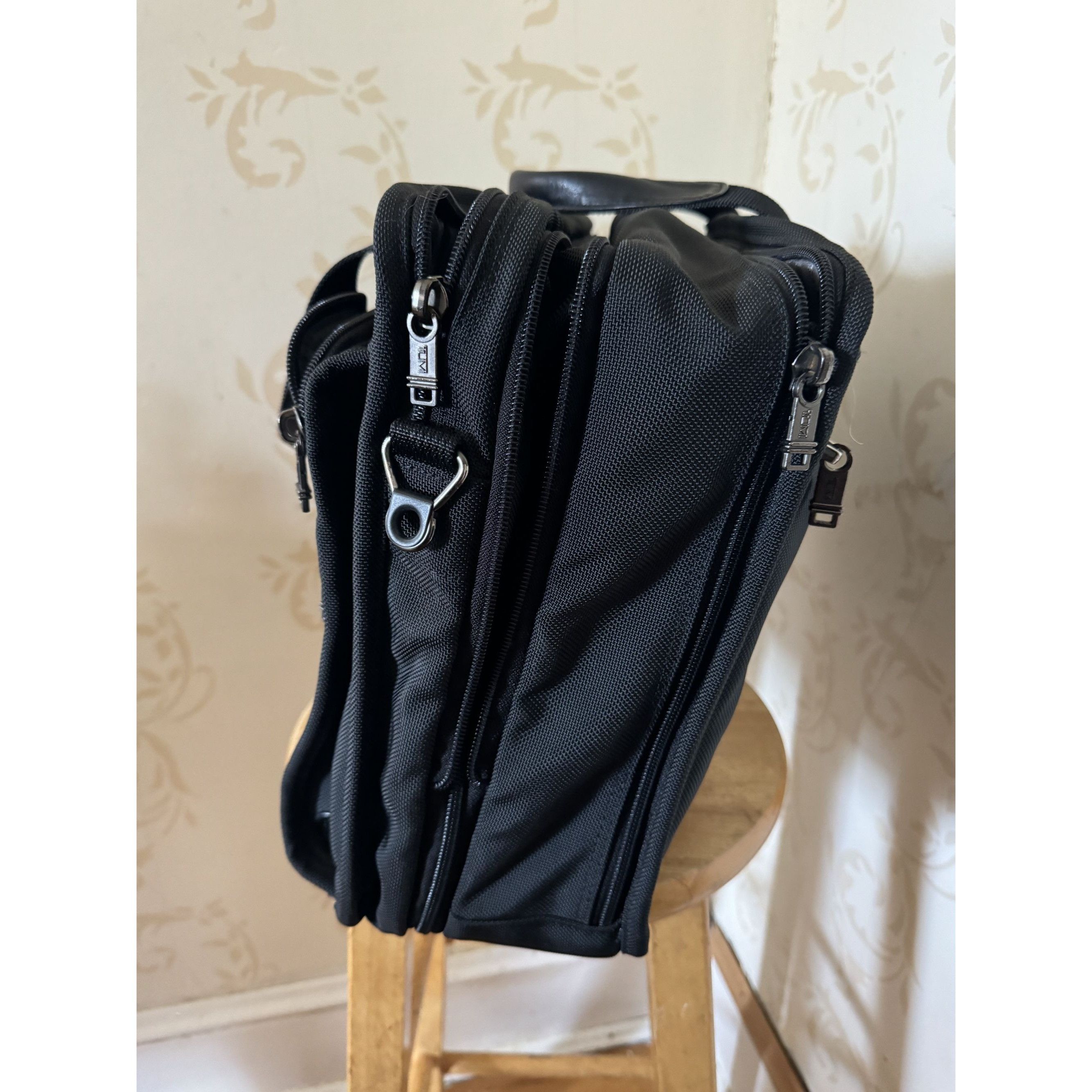 Tumi Tumi 3 Expandable Organizer Laptop Briefcase LN - Used Twice Size ONE SIZE - 3 Thumbnail