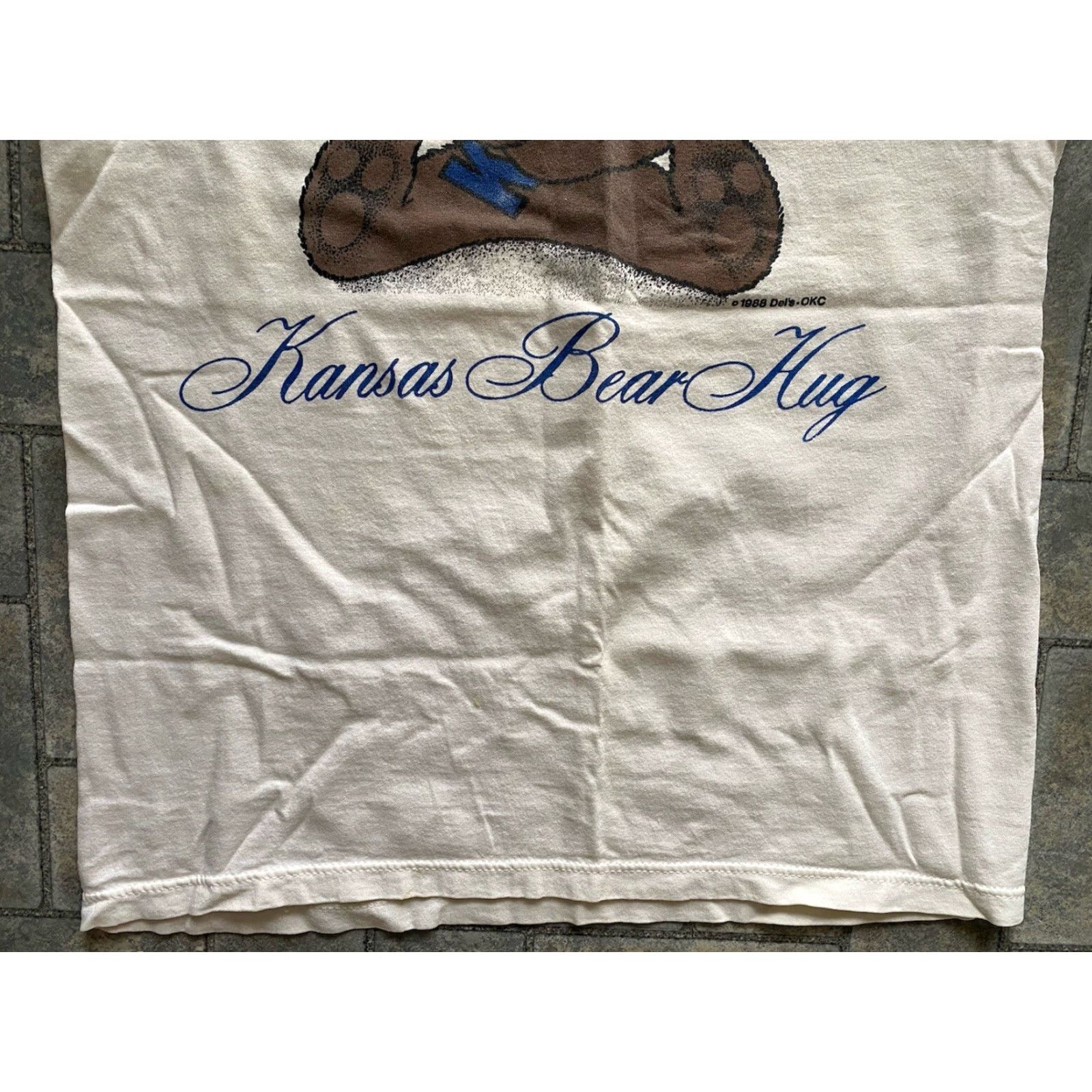 Jerzees VINTAGE Jerzees Shirt S 34-36 Single Stitch Made In USA Kansas Bear Hug KU 80s USA College University Mens White T-Shirt Short Sleeve Size US S / EU 44-46 / 1 - 2 Thumbnail