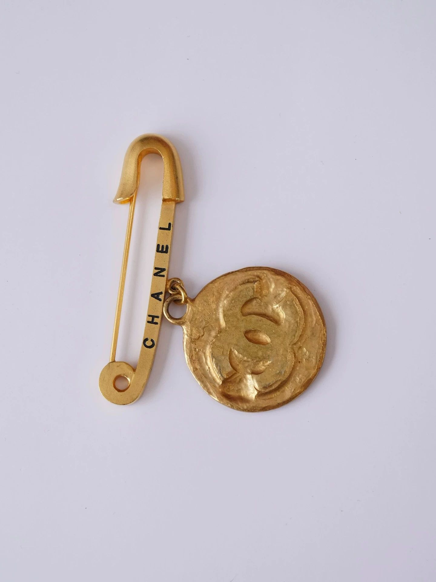 Chanel Chanel Vintage 1994 Coin Pendant Brooch Size ONE SIZE - 7 Thumbnail