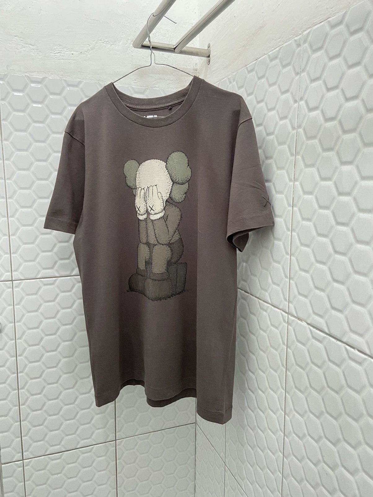Kaws × Uniqlo 2016 Uniqlo x Kaws Passing Through Tee Size US M / EU 48-50 / 2 - 3 Thumbnail
