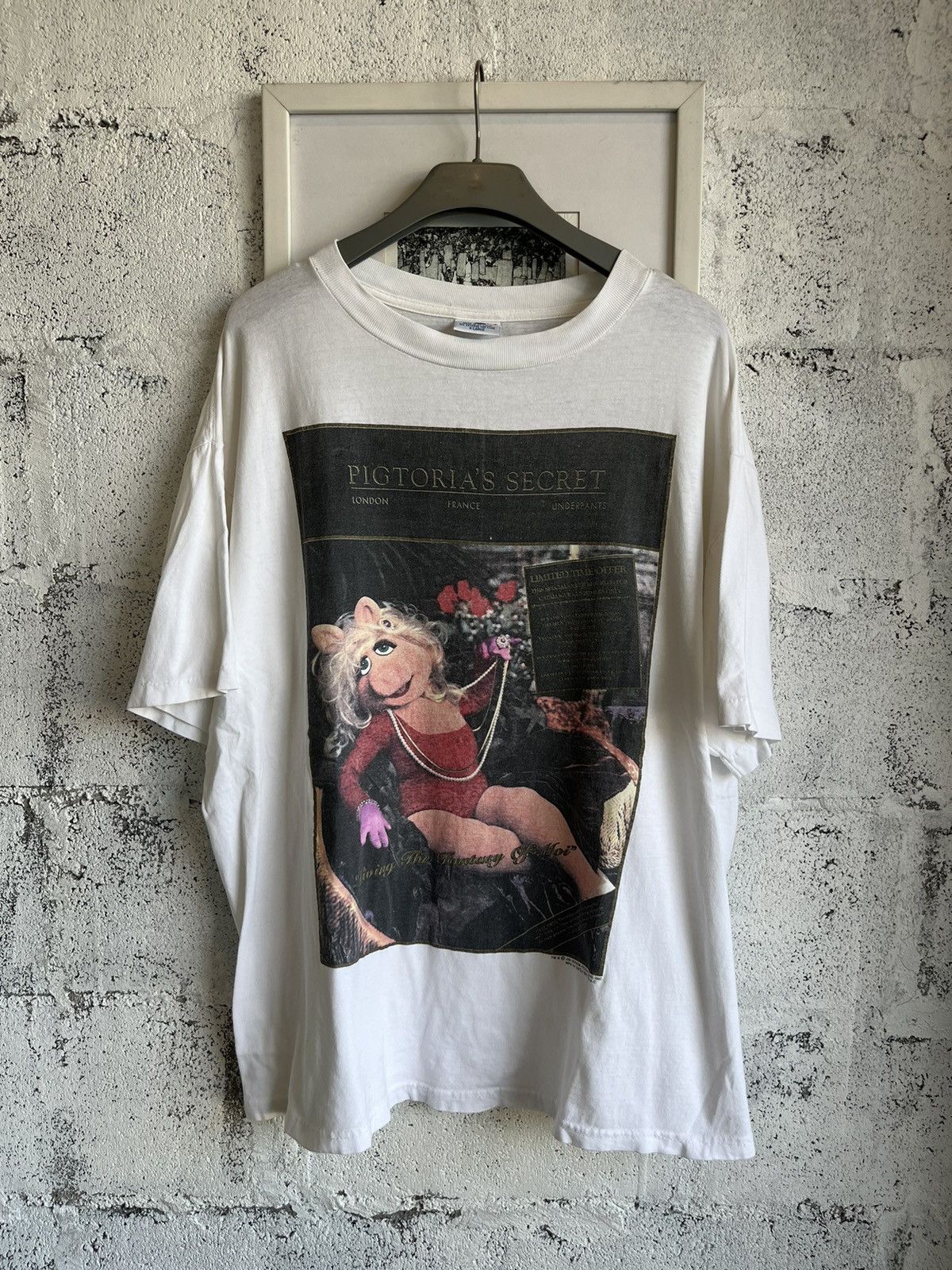 Vintage Vintage PIGTORIA’S SECRET 90’s parody by Jim Henson Tshirt Size US XL / EU 56 / 4 - 2 Thumbnail