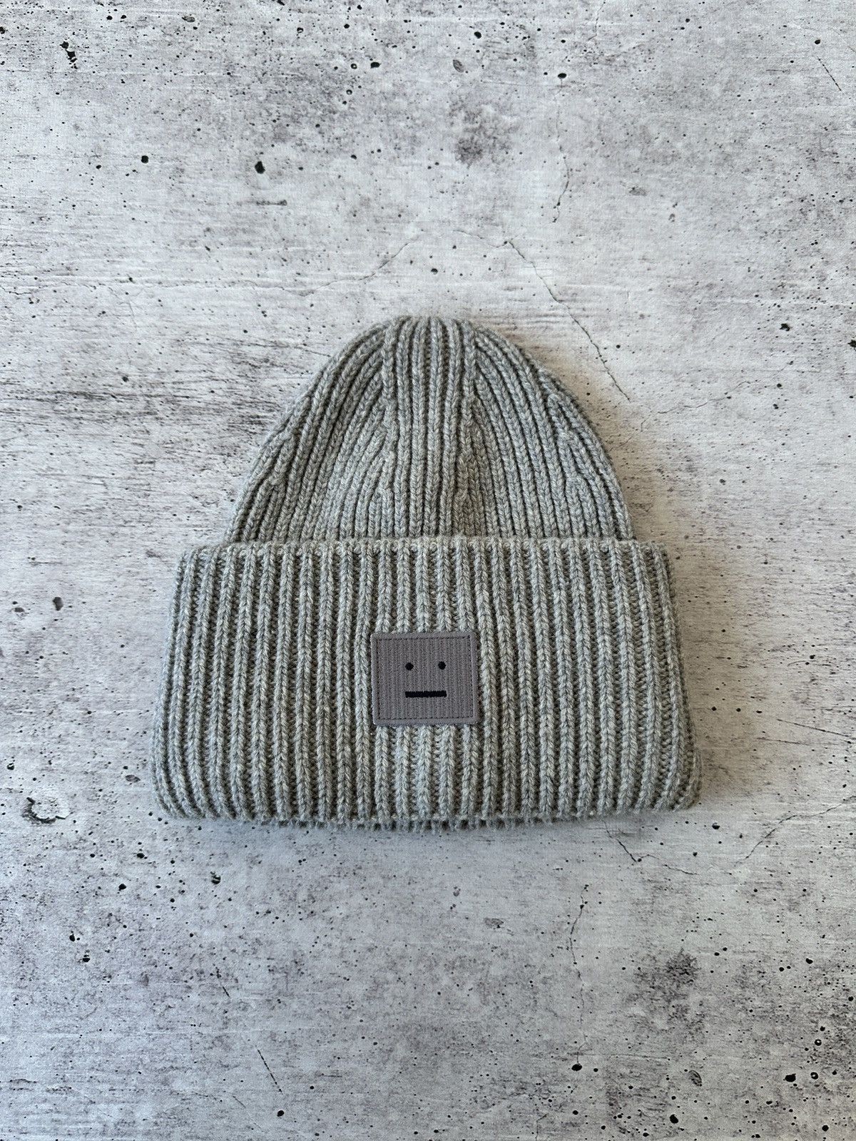 Acne Studios Acne Studios Gray Ribbed Beanie with Smiley Patch 100% Wool Size ONE SIZE - 4 Thumbnail