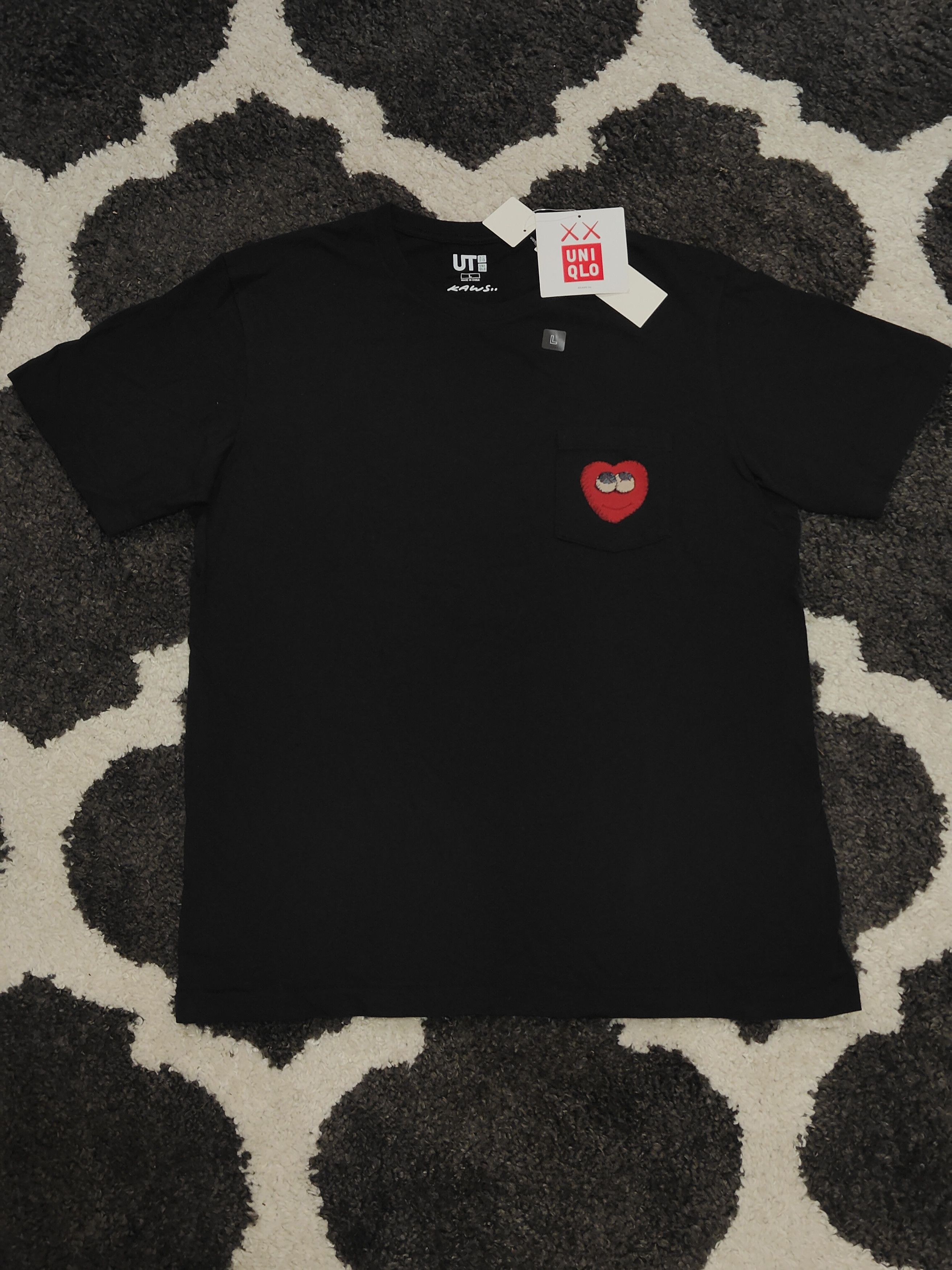 Kaws × Uniqlo Kaws x Uniqlo 2016 Heart Pocket T-shirt Size US M / EU 48-50 / 2 - 1 Thumbnail