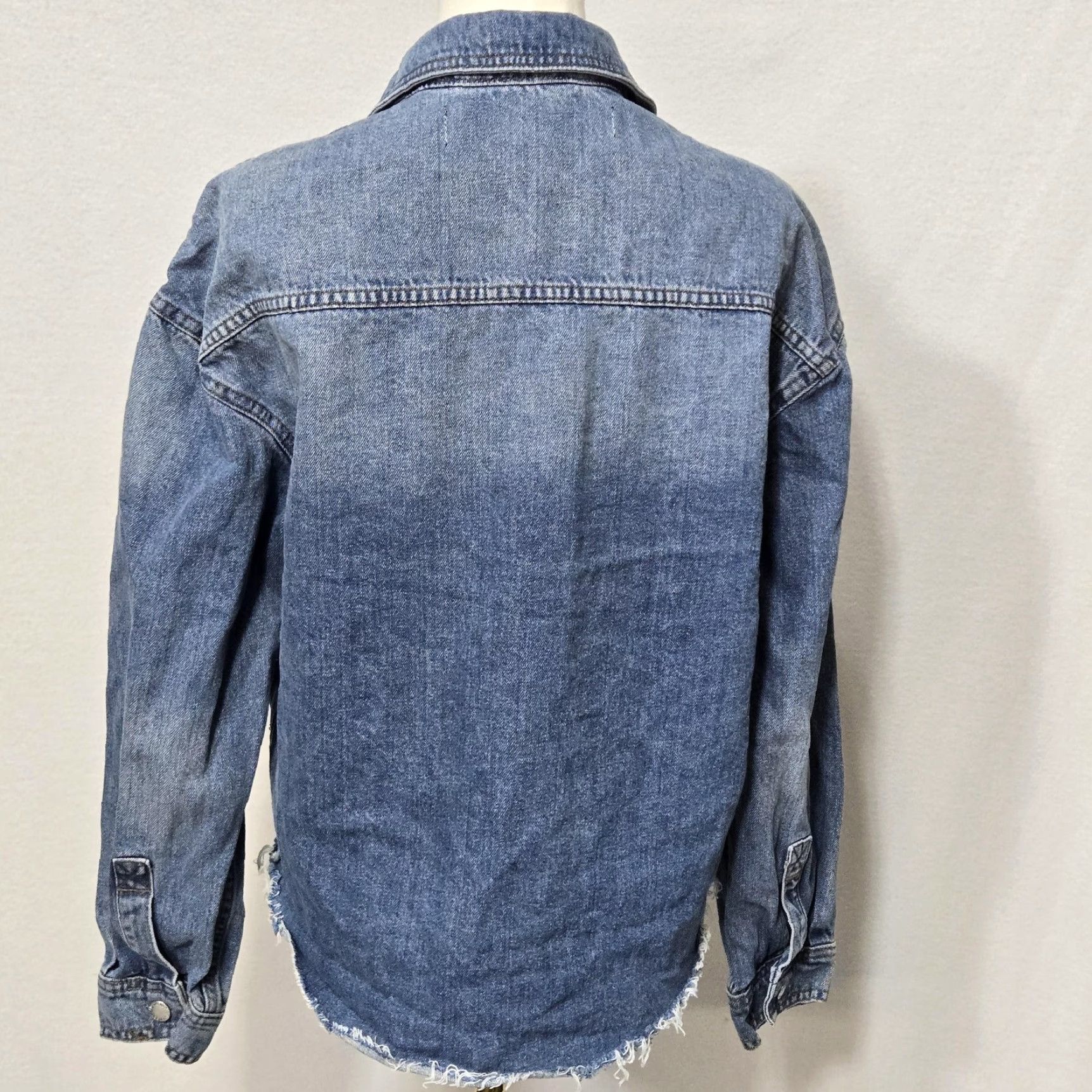Karl Lagerfeld Karl Lagerfeld Jacket Womens Medium Blue Denim Raw Hem Logo Patch Paris Trucker Size M / US 6-8 / IT 42-44 - 7 Thumbnail