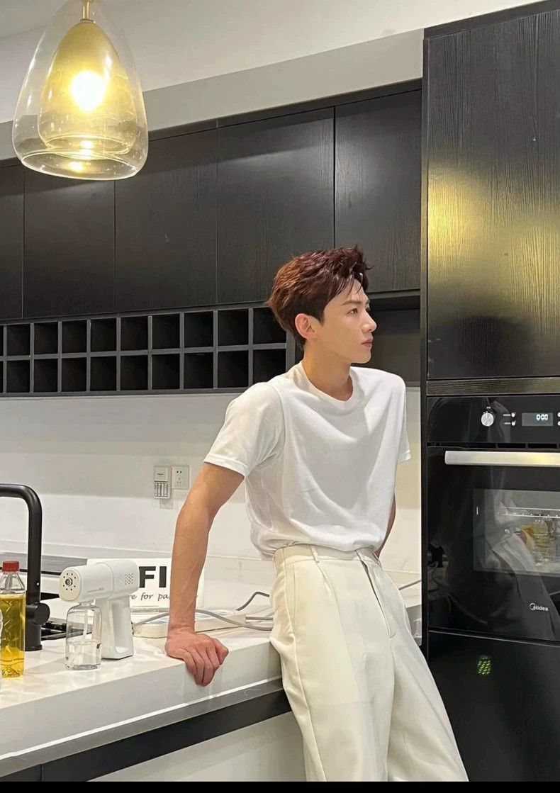 Givenchy Givenchy White short-sleeved T-shirt with a five-pointed s Size US L / EU 52-54 / 3 - 6 Thumbnail