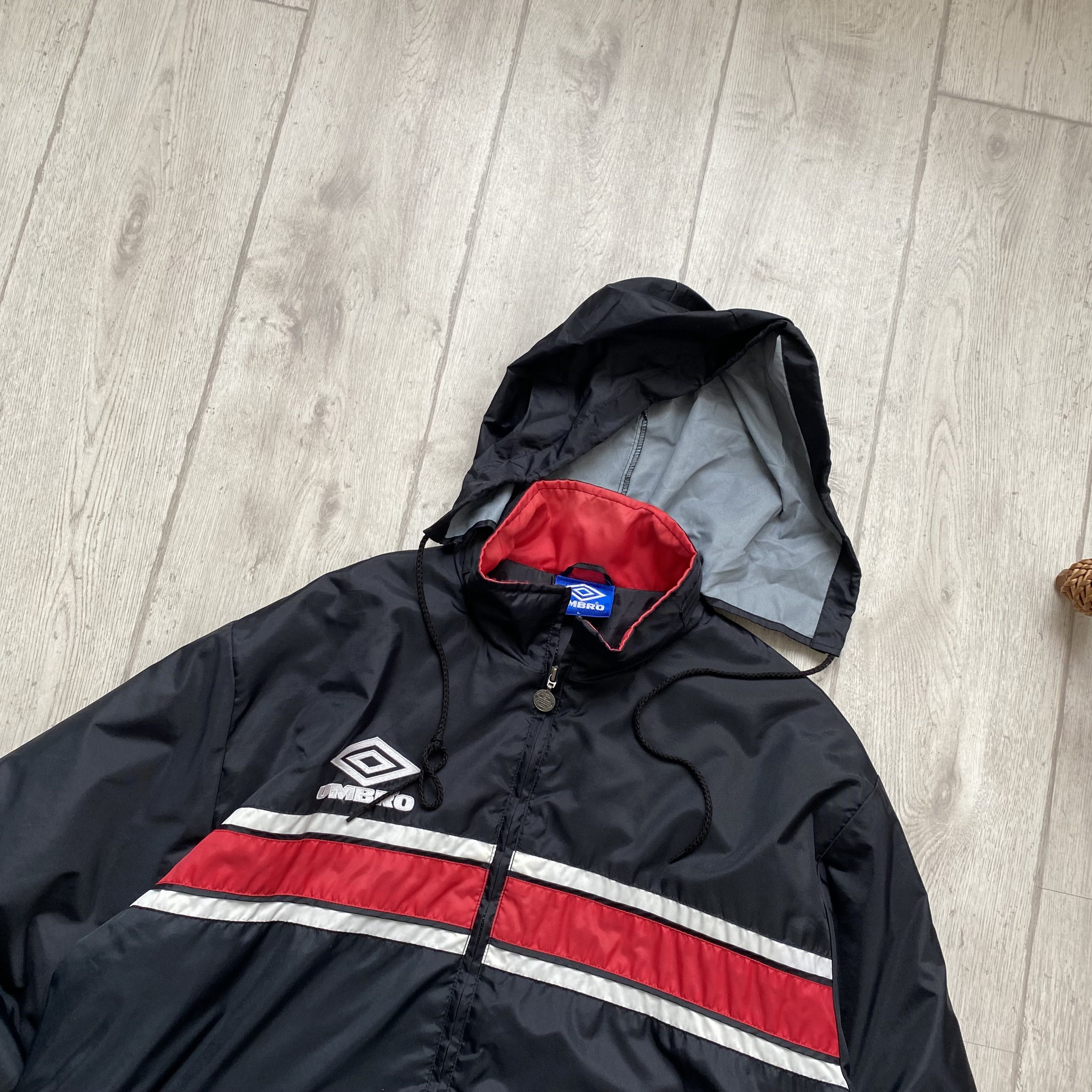 Umbro Vintage 90s Umbro Nylon Jacket Puffer Manchester soccer team Size US L / EU 52-54 / 3 - 9 Thumbnail