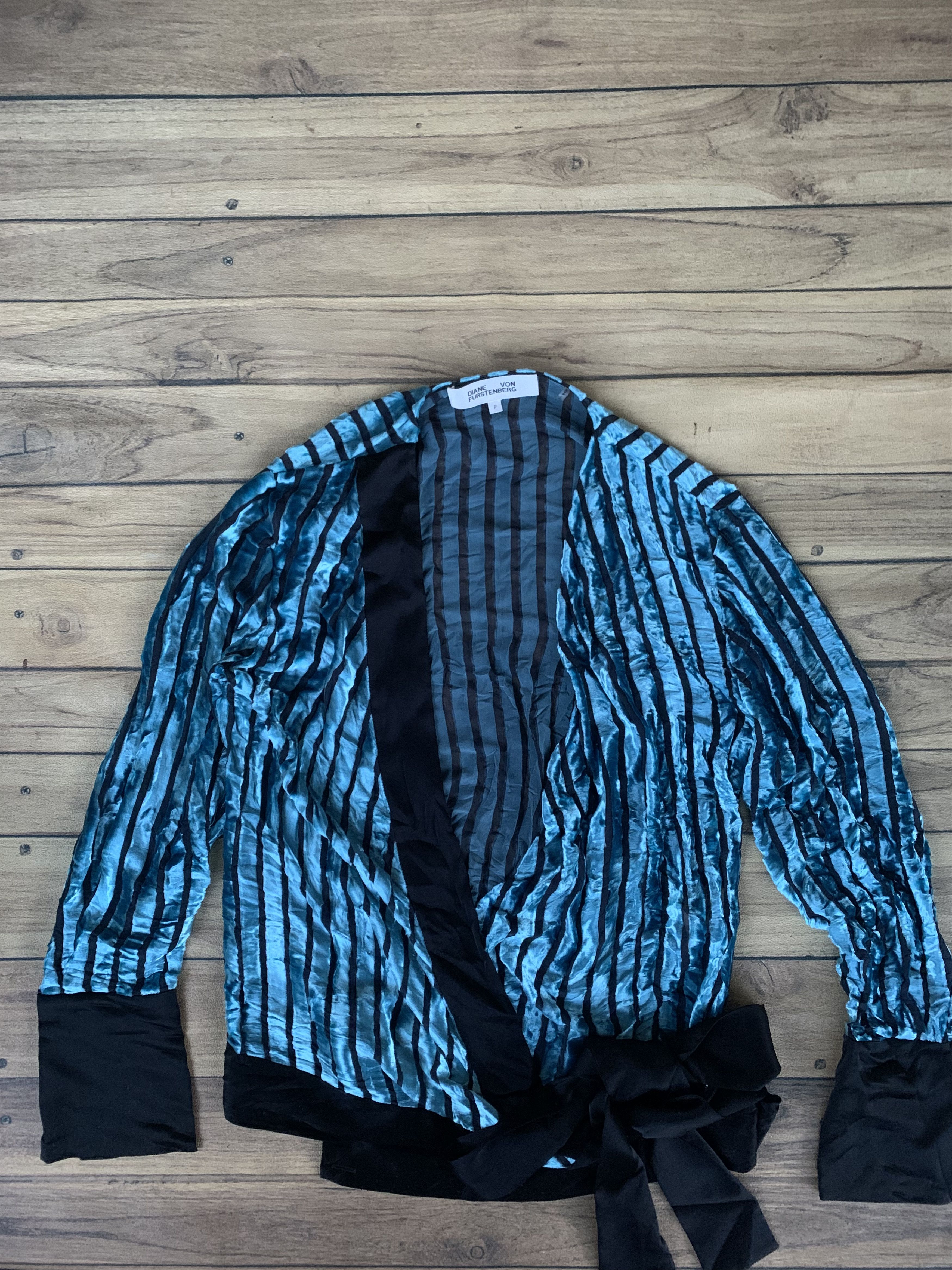 Diane von Furstenberg Diane Von Furstenberg Long Sleeve Crossover Velvet Blouse Size M / US 6-8 / IT 42-44 - 1 Thumbnail