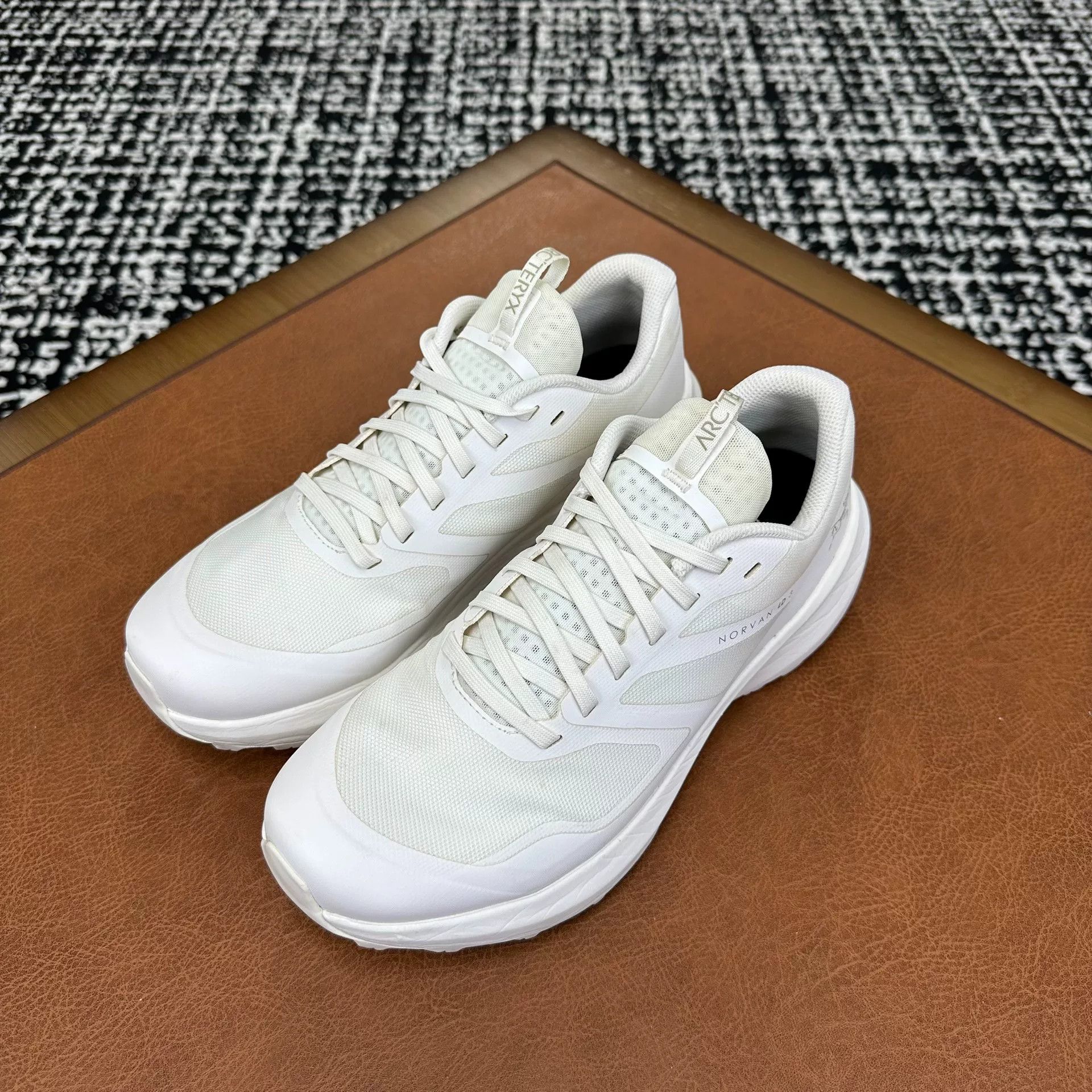 Arc'teryx Arc'teryx White Lowtop Sneakers 8 Men Size US 8 / EU 41 - 1 Thumbnail