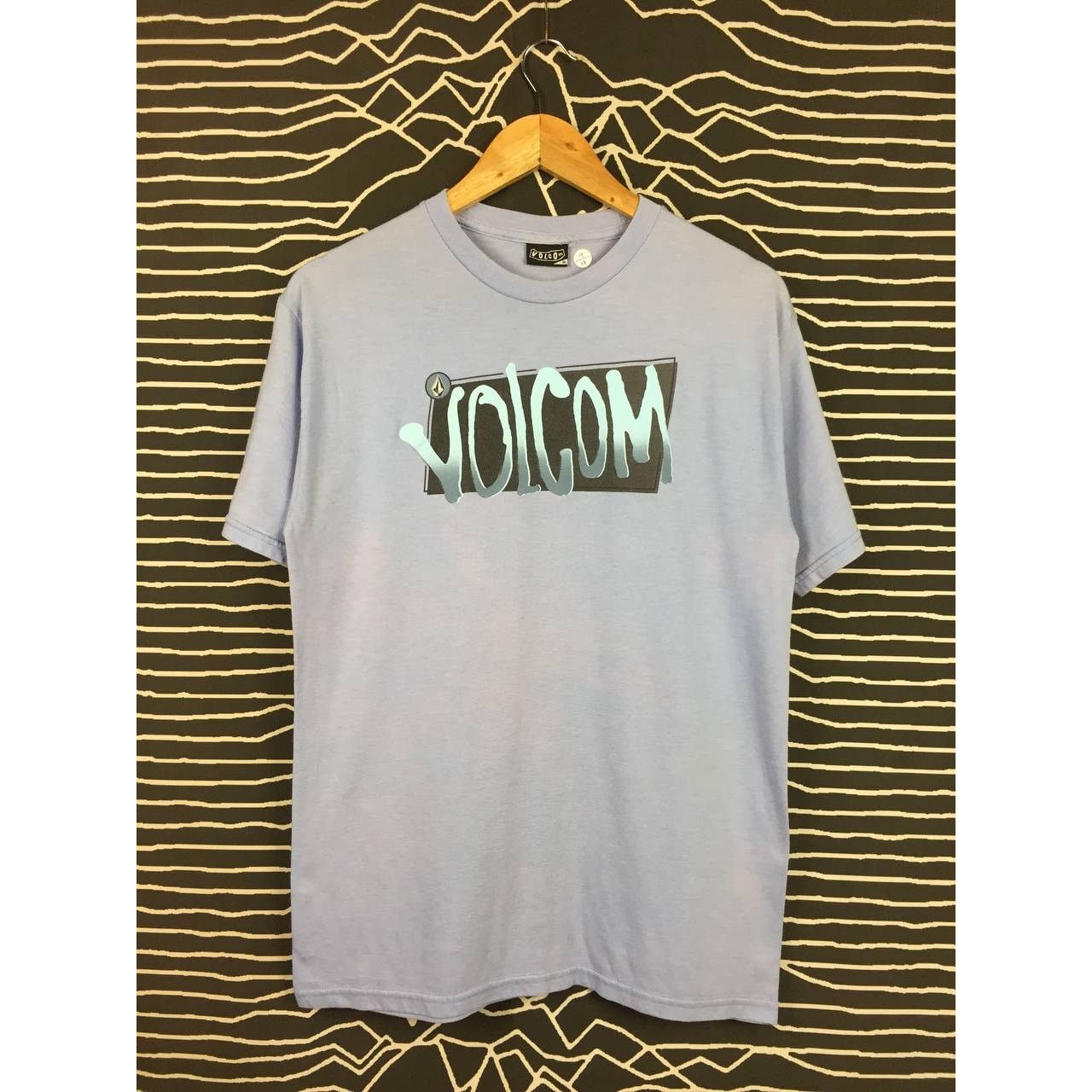 Vintage × Volcom Volcom Spell Out Logo Skateboards Surfwear Tee Size US M / EU 48-50 / 2 - 1 Thumbnail
