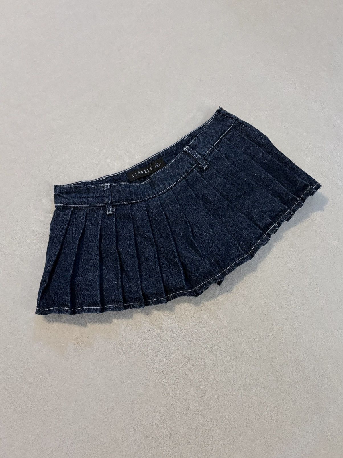 Lioness Lioness dark wash pleated denim mini skirt XS Size 30" / US 8 / IT 44 - 1 Thumbnail