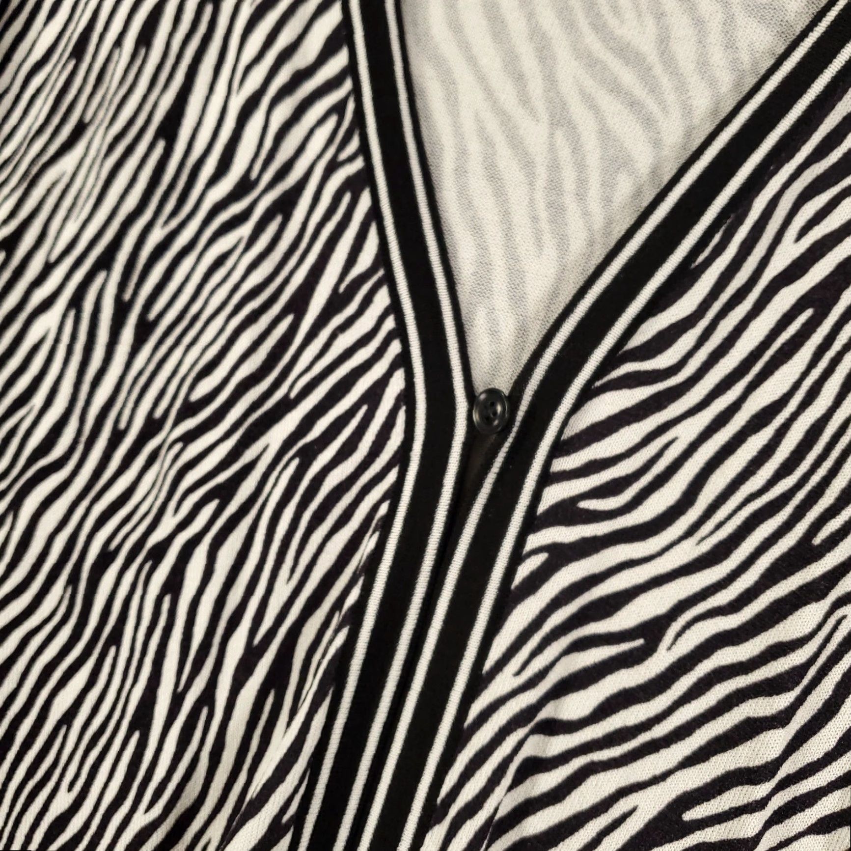 Liz Claiborne Womens Cardigan 2X Zebra Animal Print Button Closure Knit V-Neck Long Sleeve Liz Claiborne Size XXL / US 16-18 / IT 52-54 - 6 Thumbnail