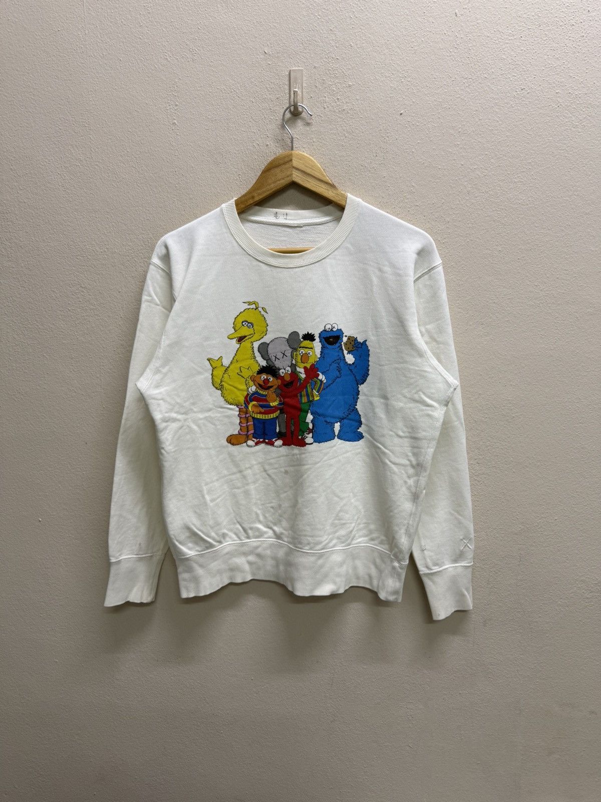 Kaws × Uniqlo Uniqlo Kaws Sweatshirt Size US S / EU 44-46 / 1 - 15 Thumbnail