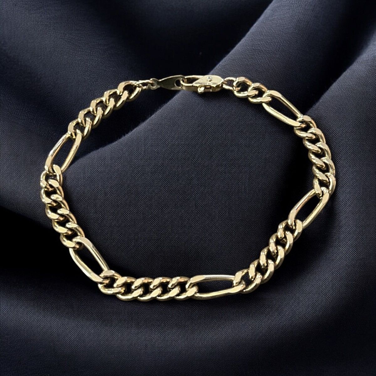 Vintage Vintage gold tone figaro chain bracelet Size ONE SIZE - 1 Thumbnail