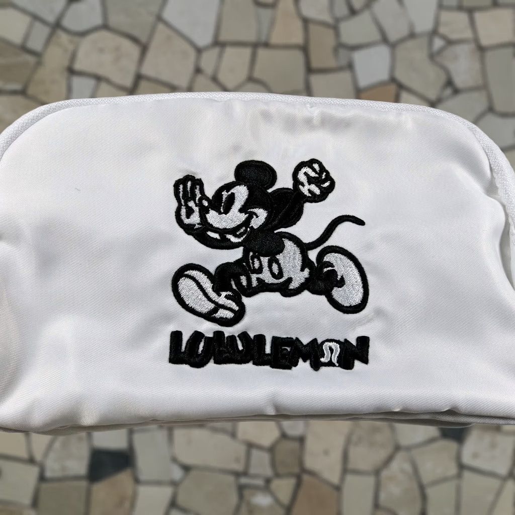 Lululemon VINTAGE? No, not vintage. Size ONE SIZE - 1 Thumbnail
