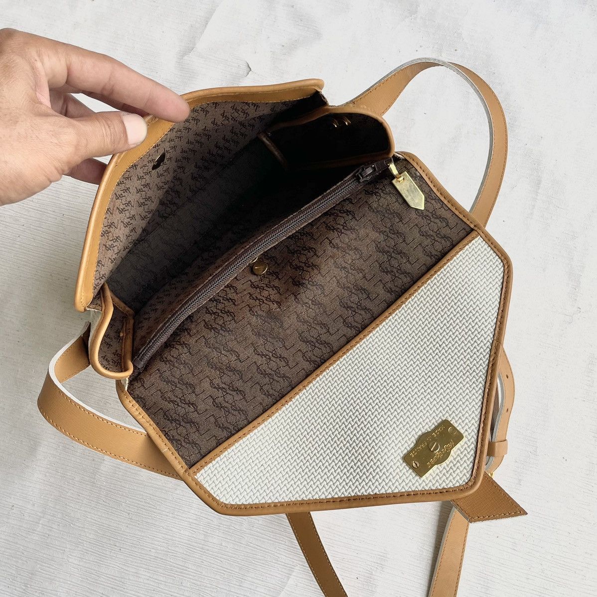 Yves Saint Laurent Vintage Yves Saint Launrent Off White/Tan Leather Crossbody Size ONE SIZE - 14 Thumbnail