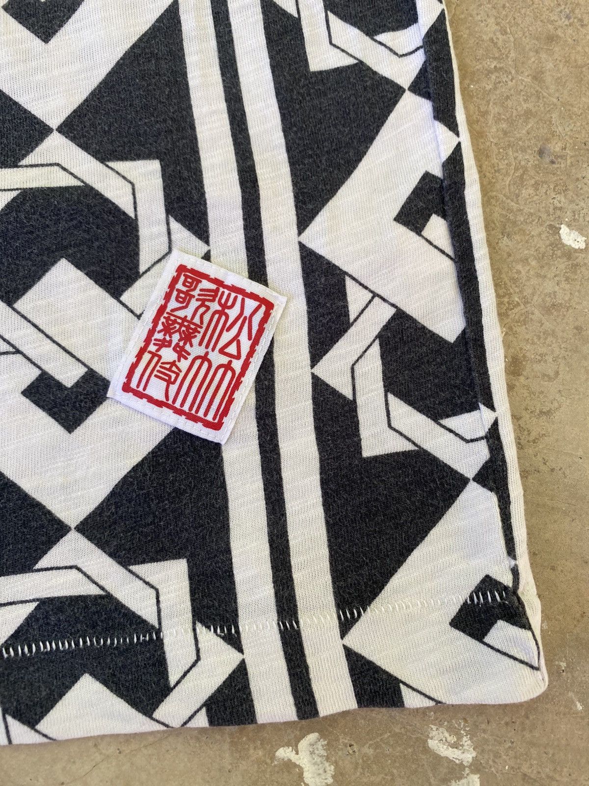 Uniqlo Uniqlo UT Japanese Pattern All Over Print Tee Japan Size US S / EU 44-46 / 1 - 8 Thumbnail