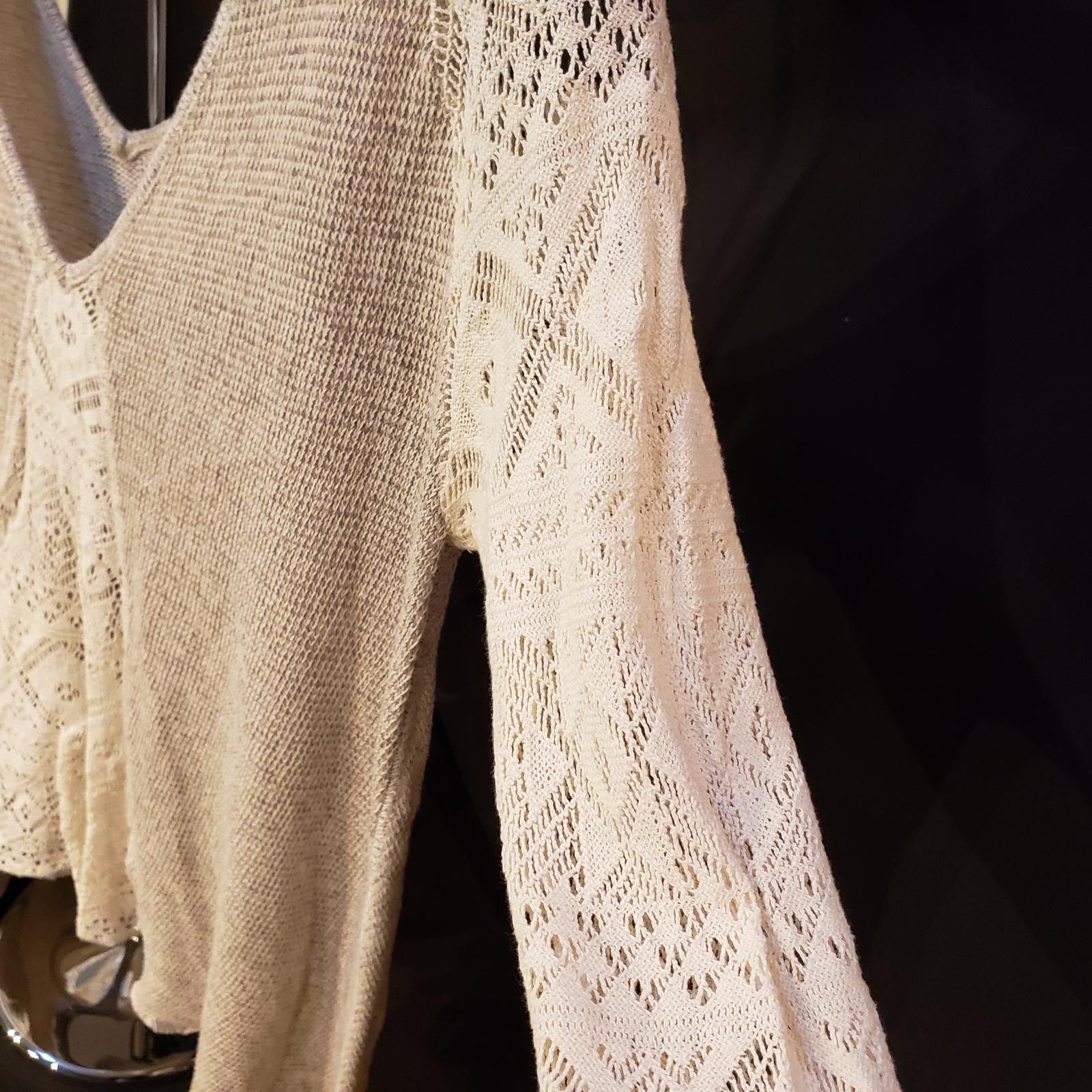 Other Hollister Women's Beige Knit Top with Lace Detailing Size XS / US 0-2 / IT 36-38 - 4 Thumbnail
