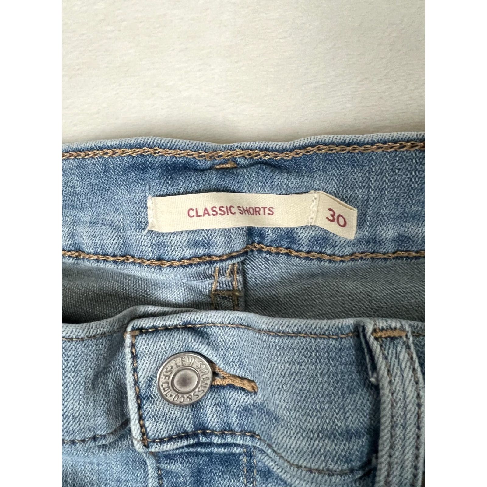 Levi's Levi's Classic Shorts Women Blue Light Wash Denim 5-Pocket Bermuda 30 Inseam 6.5 in Stretch Flat Front Casual Size 30" / US 8 / IT 44 - 2 Thumbnail