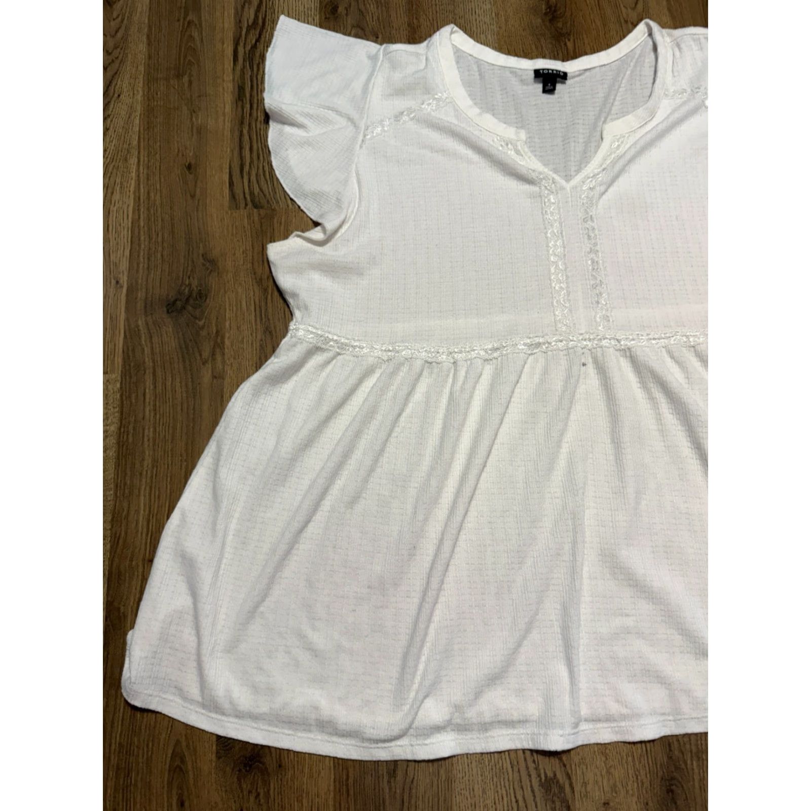 Torrid Torrid Shirts Blouse Women's Size 4 White Flutter Sleeve V-Neck Lightweight Shirt Womens Size 4 White Flutter Sleeve V-Neck Lightweight Torrid Shirts Size S / US 4 / IT 40 - 3 Thumbnail