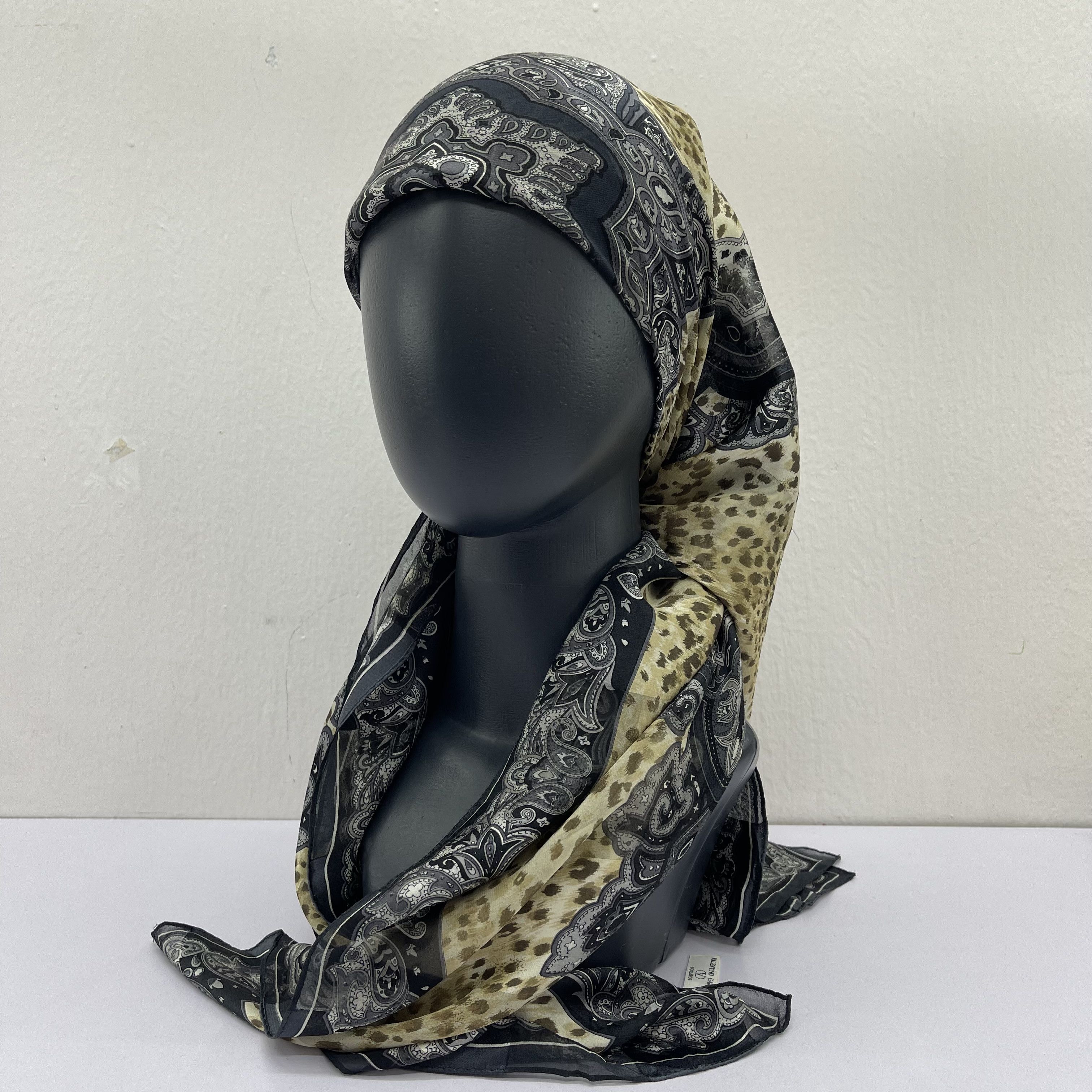 Other Vintage Valentino Garavani Silk Scarf - S7044 Size ONE SIZE - 1 Thumbnail
