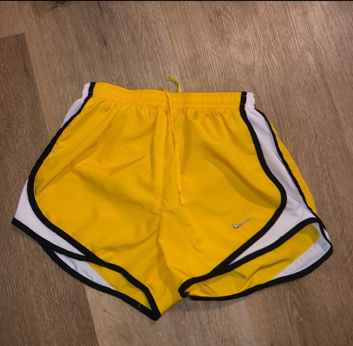 Nike Nike Shorts yellow Size 24" / US 00 / IT 34 - 1 Thumbnail