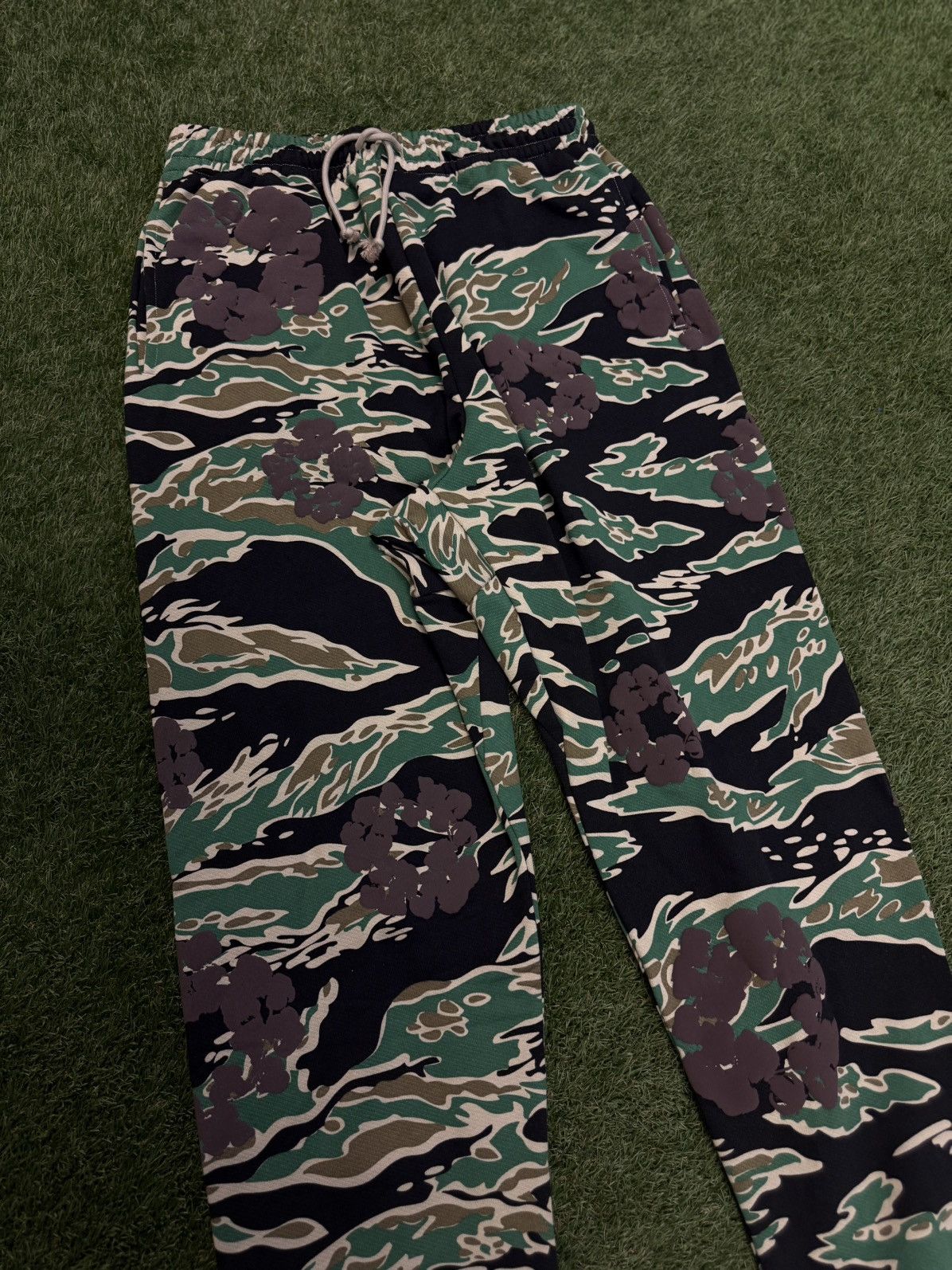 DENIM TEARS Denim Tears Cotton Wreath Camo Sweatpants Size XXL NEW Size US 36 / EU 52 - 4 Thumbnail