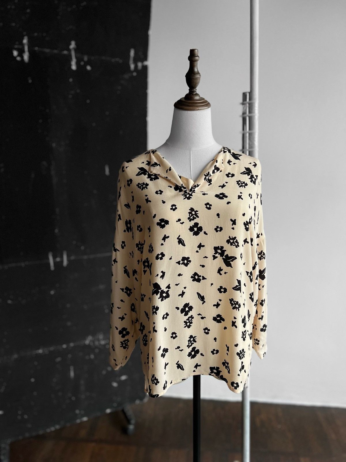 Designer × Uniqlo Uniqlo Women Floral Blouse Top Long Sleeve Rayon Beige Black Size S / US 4 / IT 40 - 1 Thumbnail