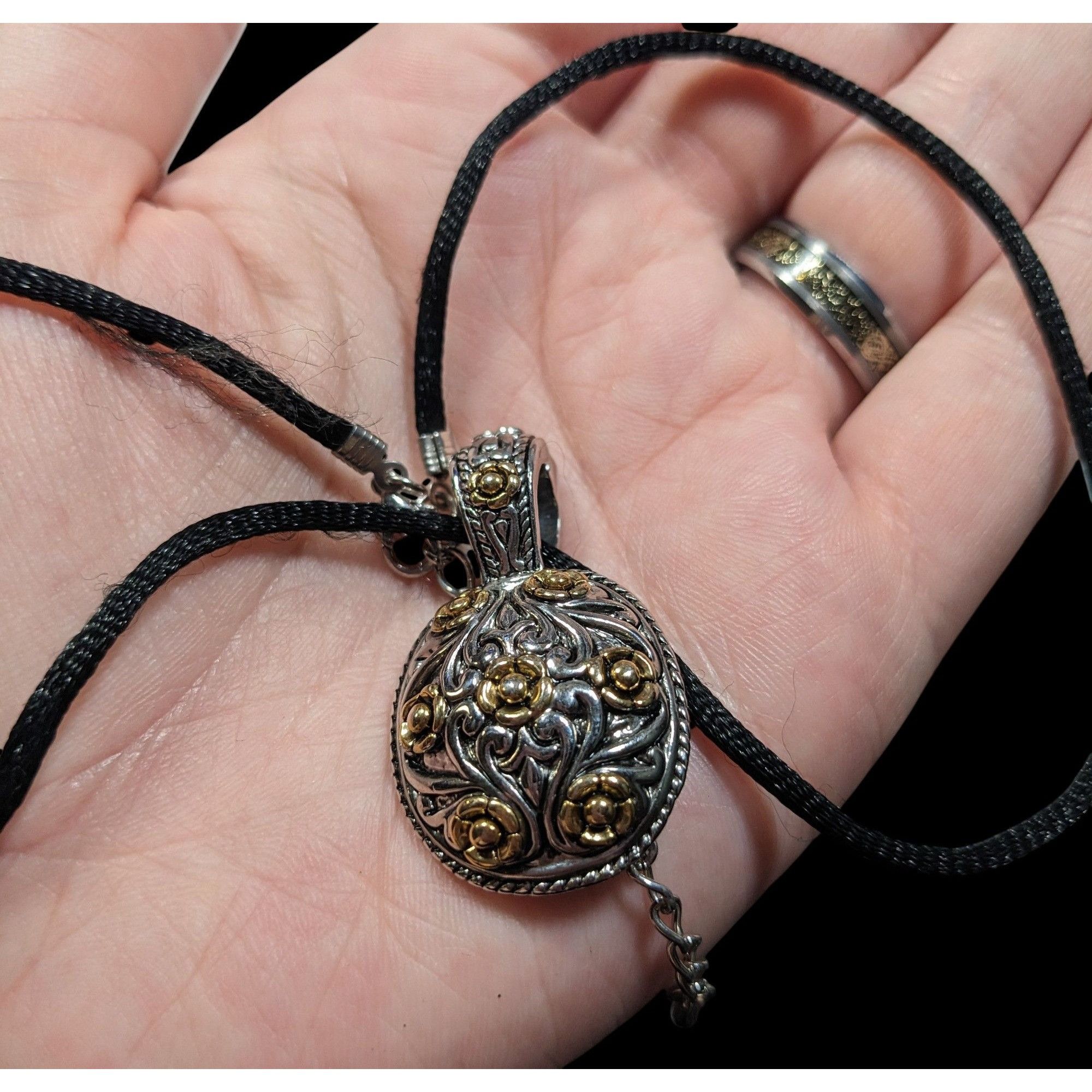 Other Elegant Fantasy Silver And Gold Tone Floral Pendant Necklace Size ONE SIZE - 3 Thumbnail
