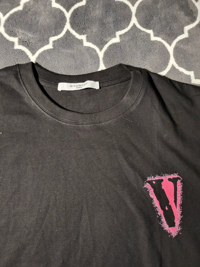 Givenchy Givenchy Short-sleeved T-shirt with an unbeatable and styl Size US L / EU 52-54 / 3 - 2 Thumbnail