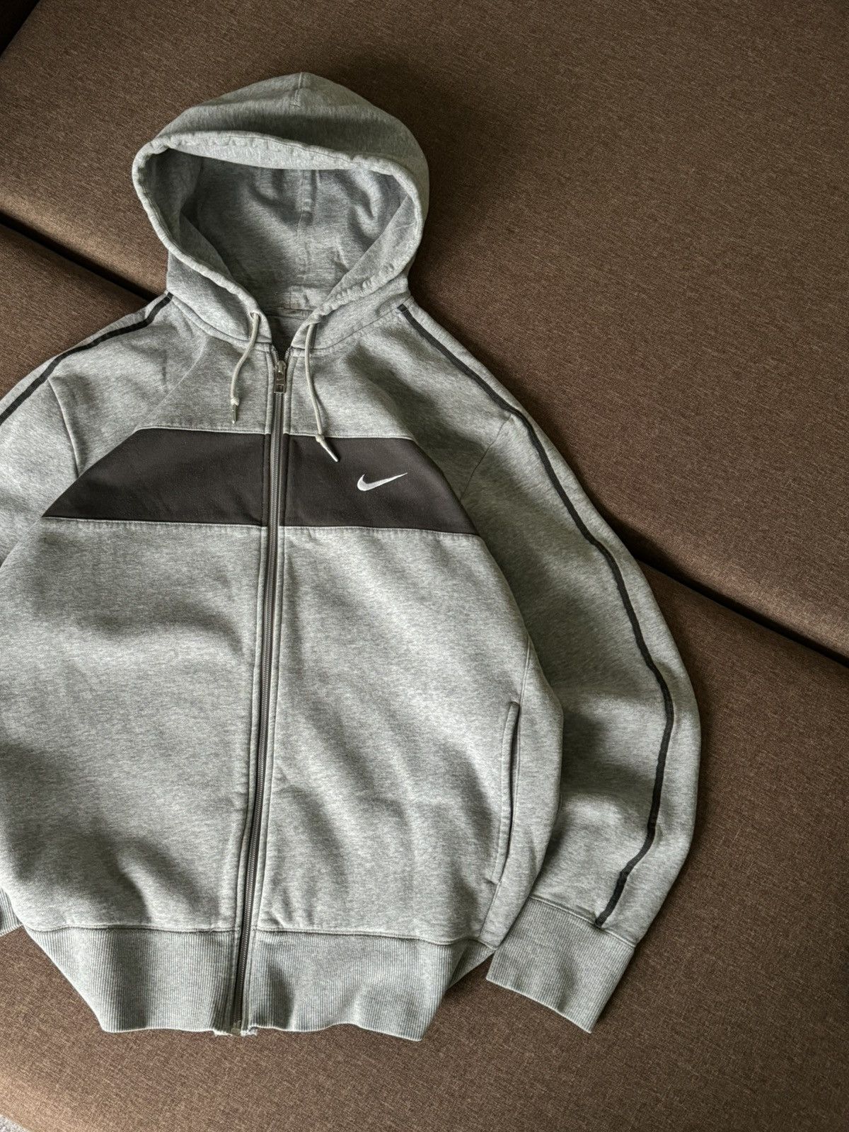 Nike Vintage Nike Y2K grey zip hoodie size XL Size US XL / EU 56 / 4 - 4 Thumbnail