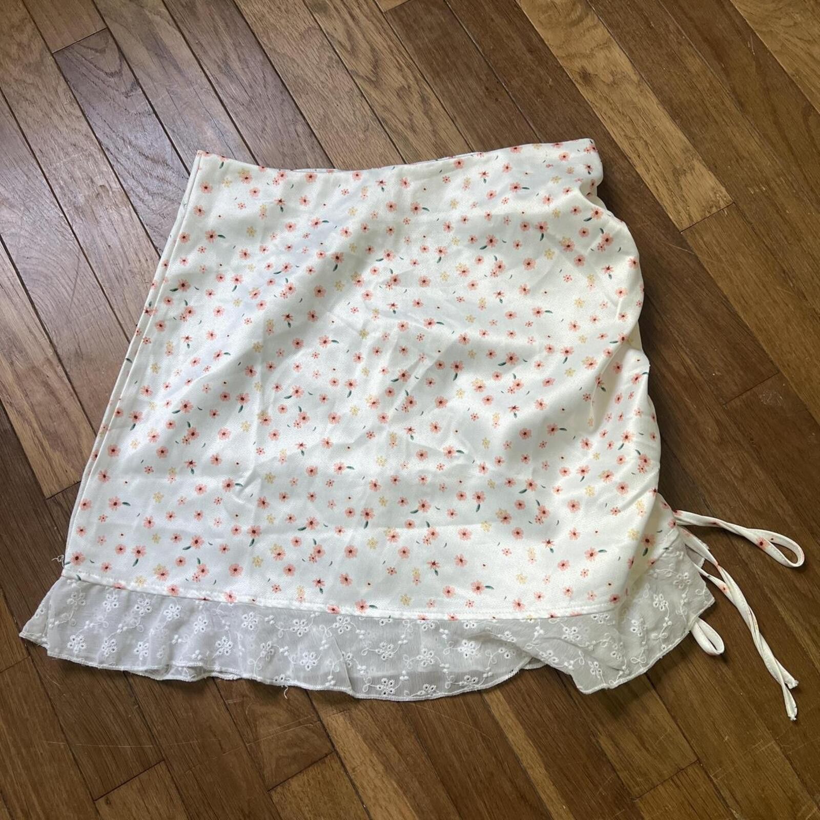 Shein SHEIN floral ruched skirt with lace trim Size 32" / US 10 / IT 46 - 2 Thumbnail