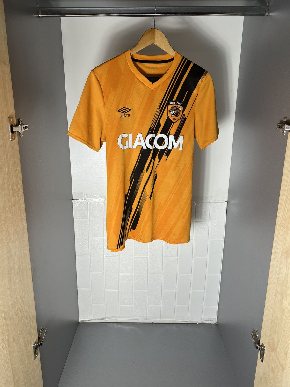 Umbro VINTAGE UMBRO FC HULL CITY ENGLAND SOCCER JERSEY RETRO Y2K Size US S / EU 44-46 / 1 - 2 Thumbnail