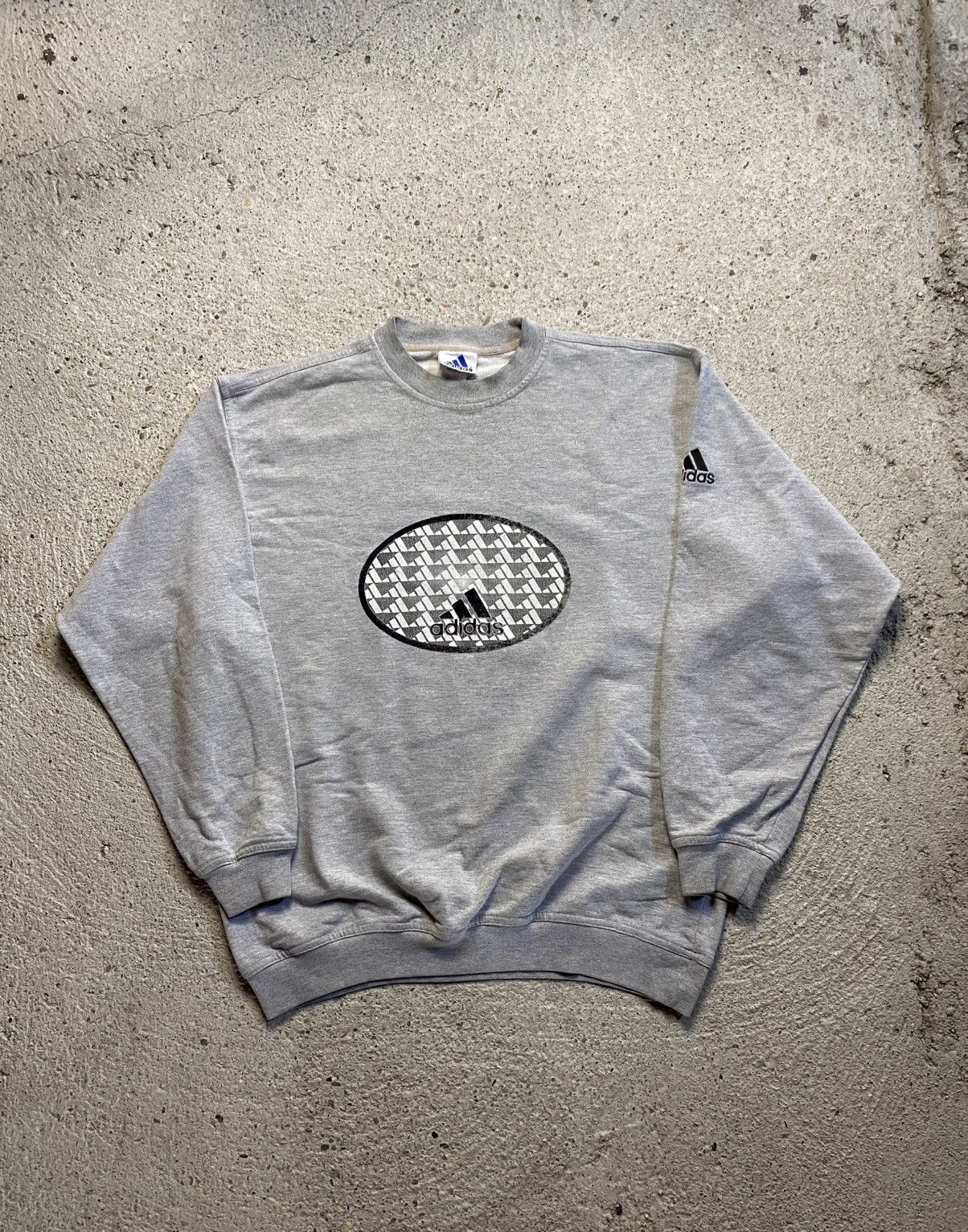 Adidas Adidas vintage sweatshirt central logo boxy oversized Size US L / EU 52-54 / 3 - 1 Thumbnail
