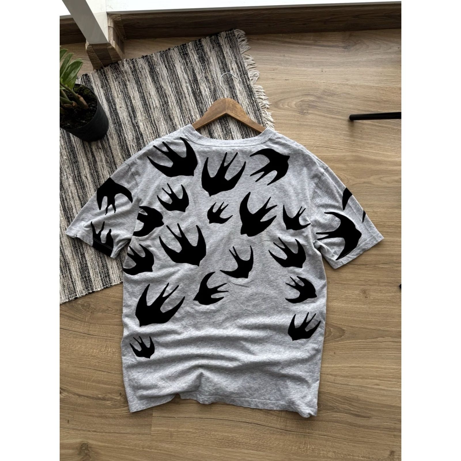 Alexander McQueen VINTAGE Alexander McQueen Swallow Bird All Over Print Gray T Shirt L Men Size US L / EU 52-54 / 3 - 5 Thumbnail