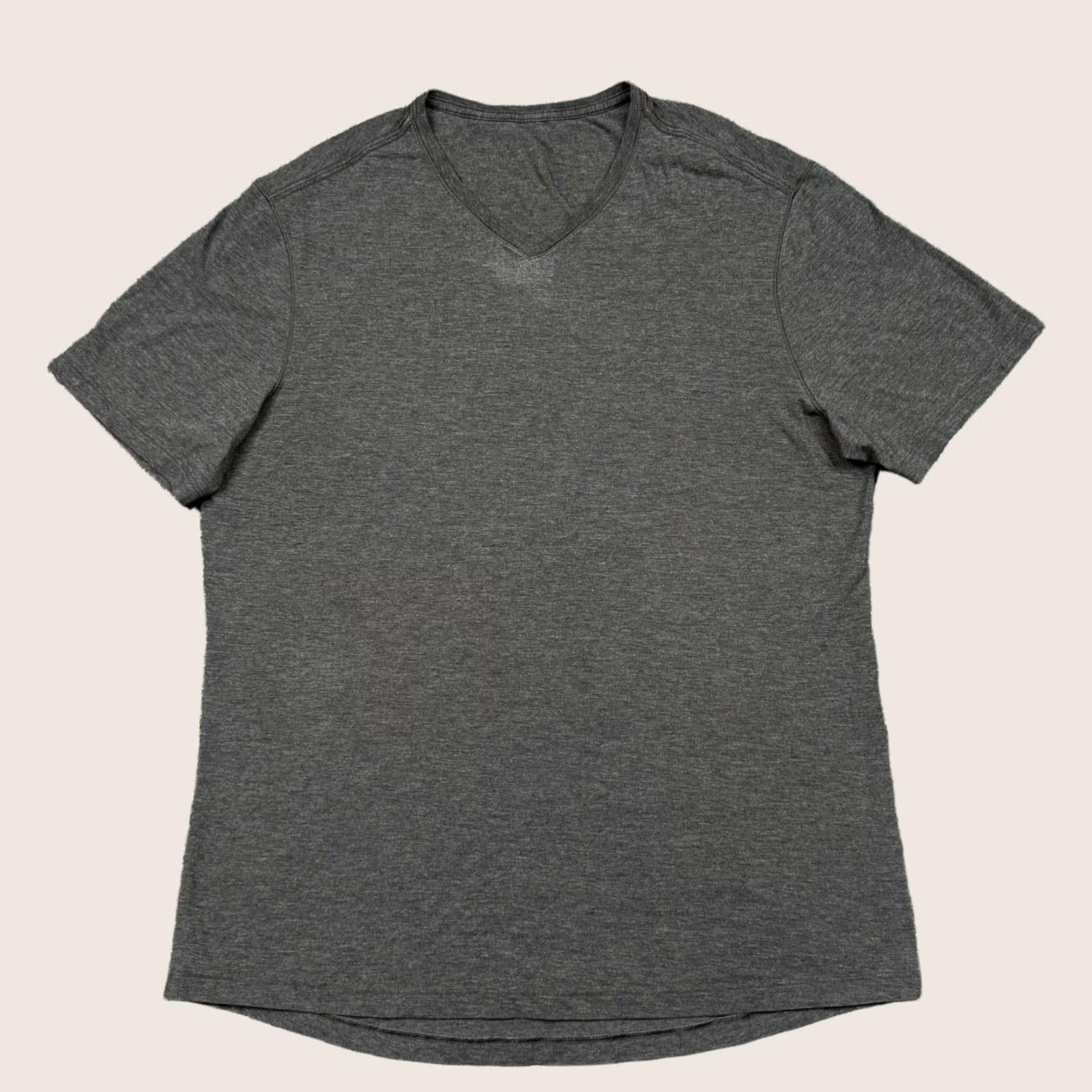 Lululemon Lululemon T Shirt Men's L Gray Short Sleeve V Neck Performance Lightweight Shirt Size US L / EU 52-54 / 3 - 1 Thumbnail