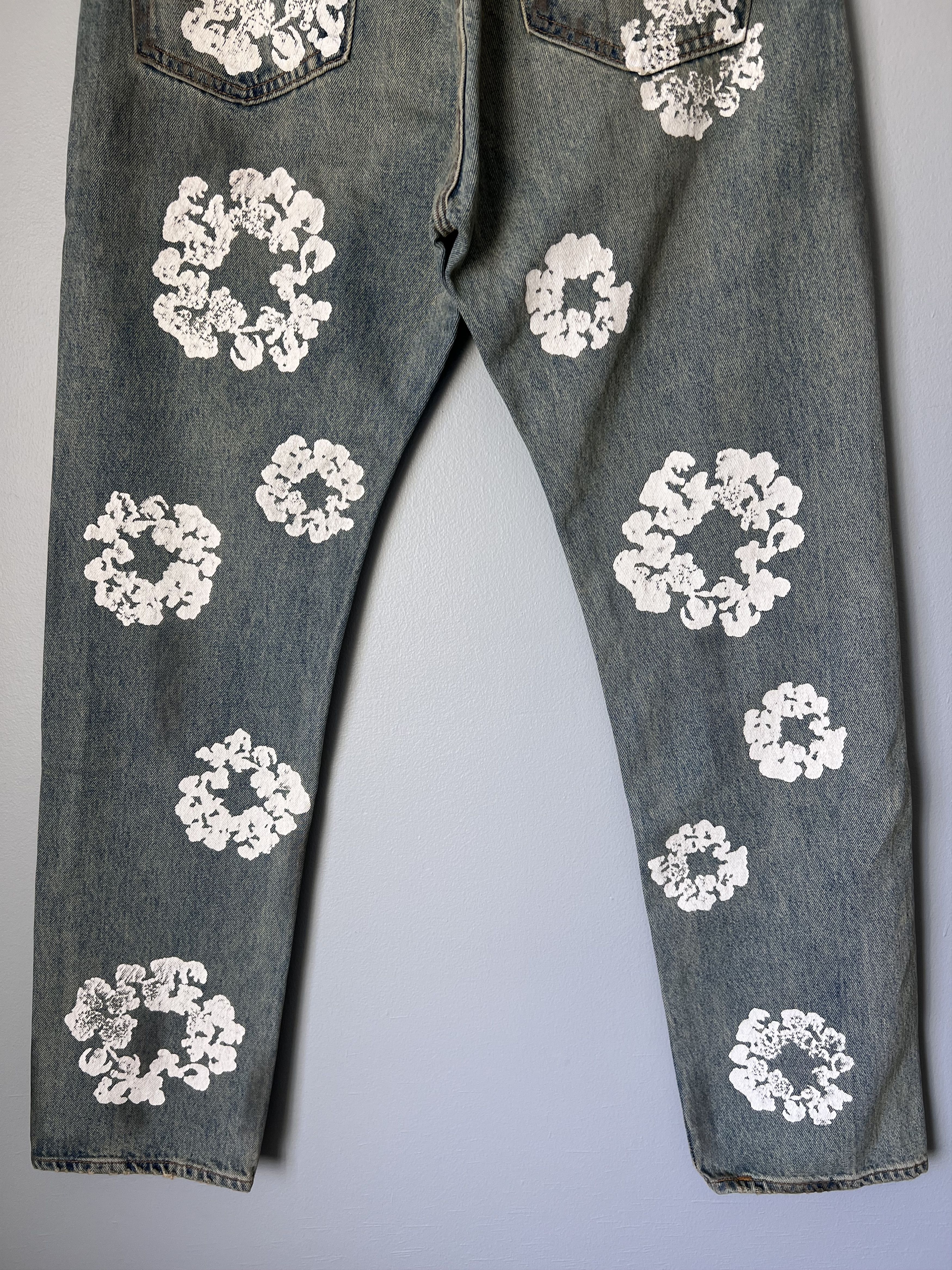 DENIM TEARS × Levi's Denim Tears Levi's Dirty Wash Wreath 501 in Light Wash Size US 33 - 6 Thumbnail