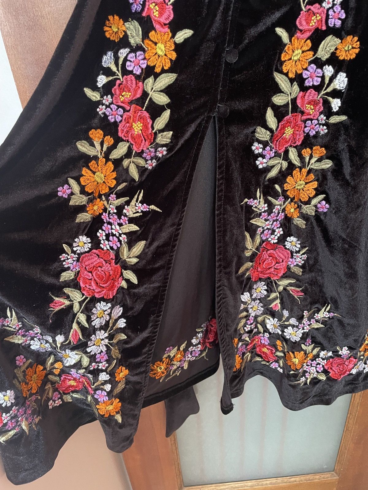 Asos ASOS Black Velvet Floral Embroidered Midi Tea Dress Size M / US 6-8 / IT 42-44 - 6 Thumbnail