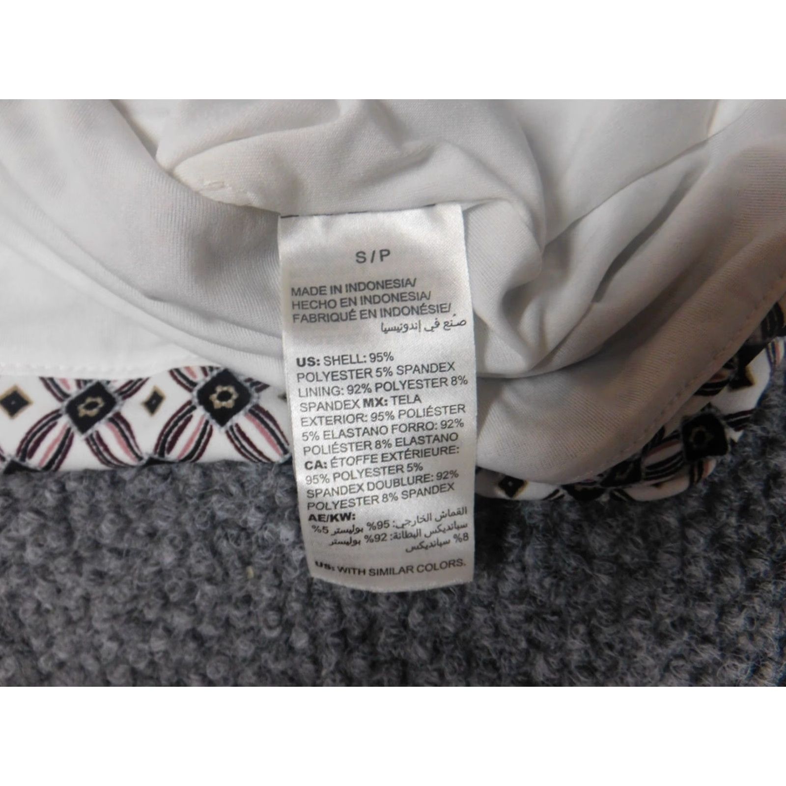 White House Black Market White House Black Market Blouse Womens Small White pullover stretch embellishments Crew Neck Sleeveless Casual Rayon Multicolor Regular Size S Womens Size S / US 4 / IT 40 - 7 Thumbnail
