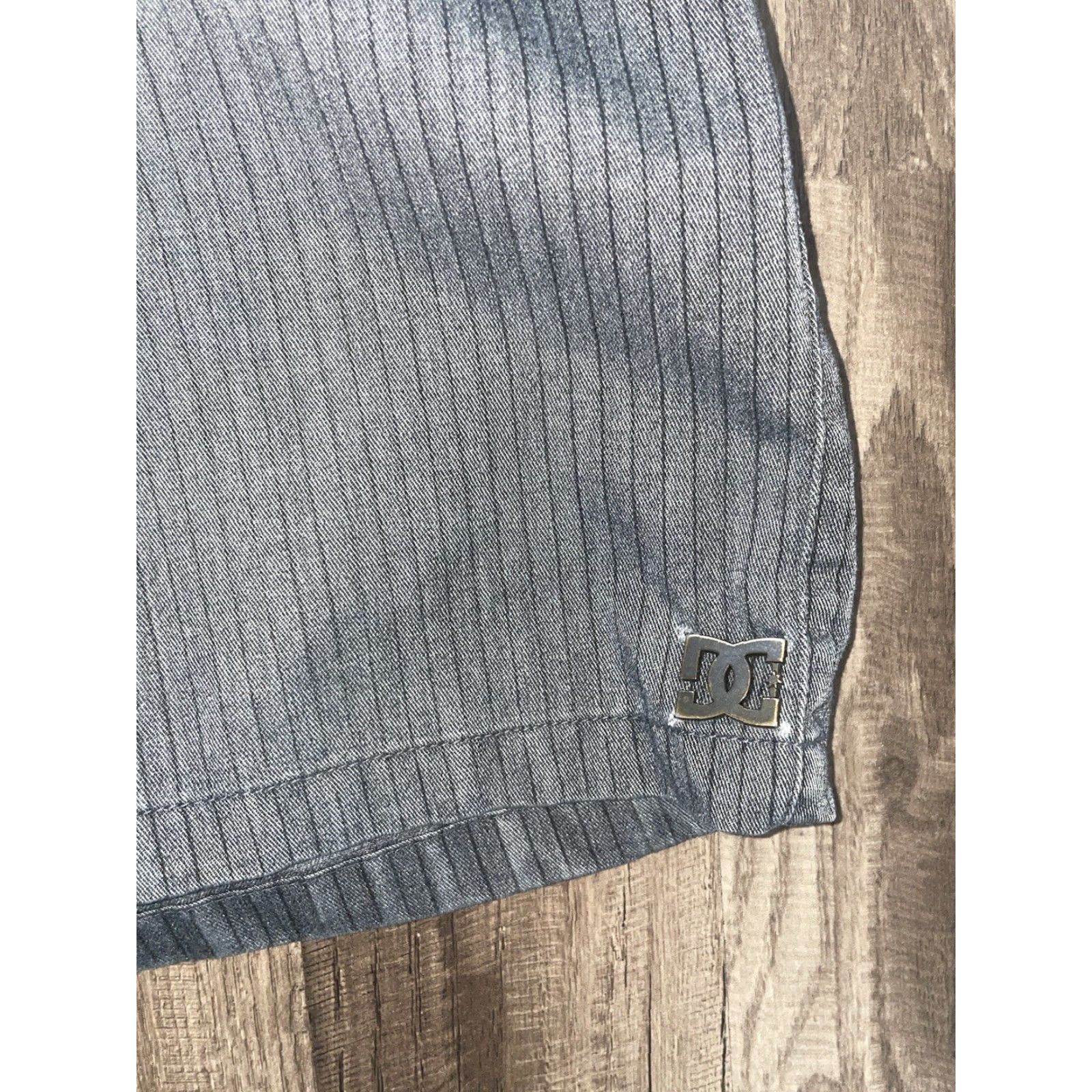 Vintage DC Shoes Men Shorts Grey Striped Size 36 Chino Regular GreyMens Size US 36 / EU 52 - 2 Thumbnail