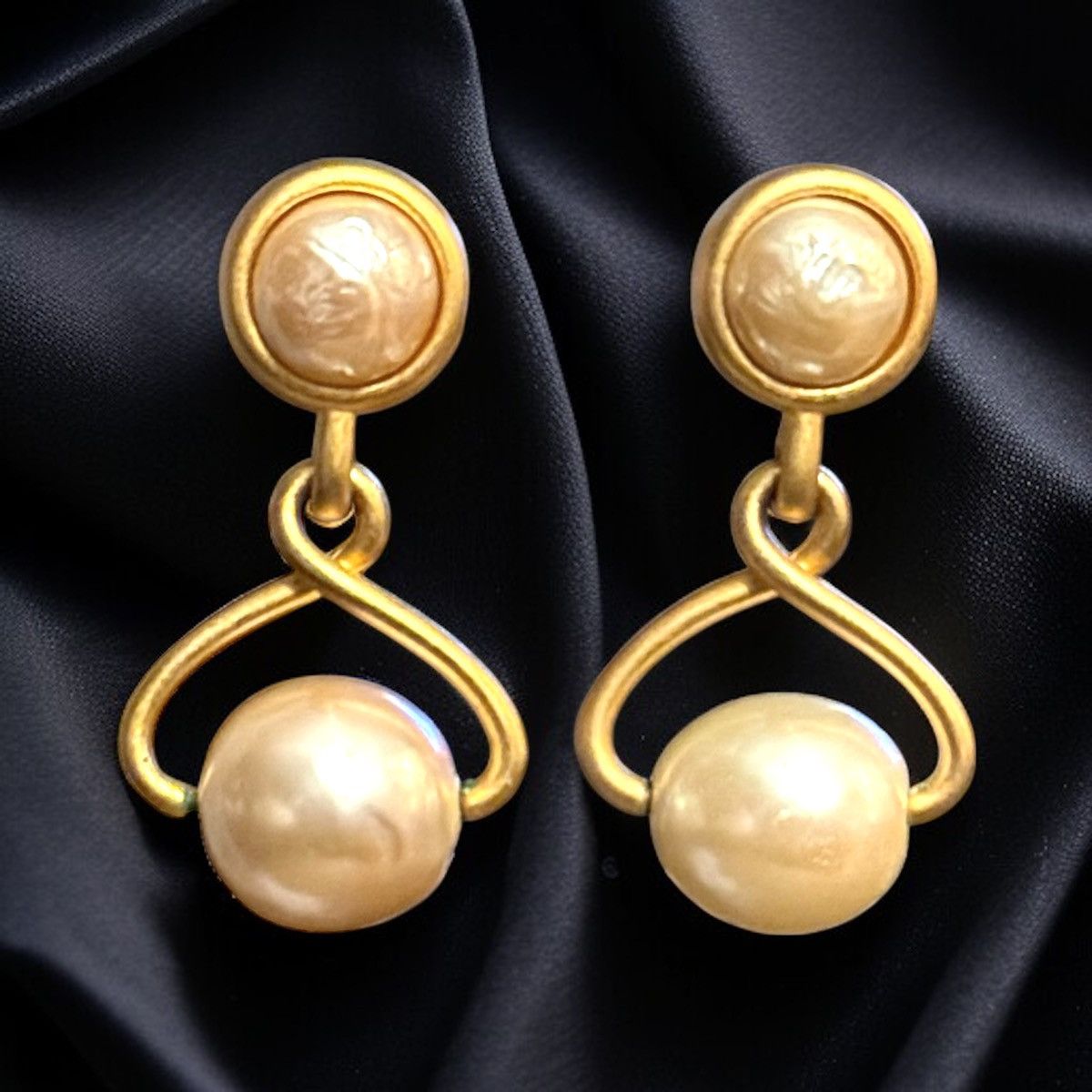 Karl Lagerfeld Vintage Karl Lagerfield chunky gold baroque pearl earrings Size ONE SIZE - 1 Thumbnail