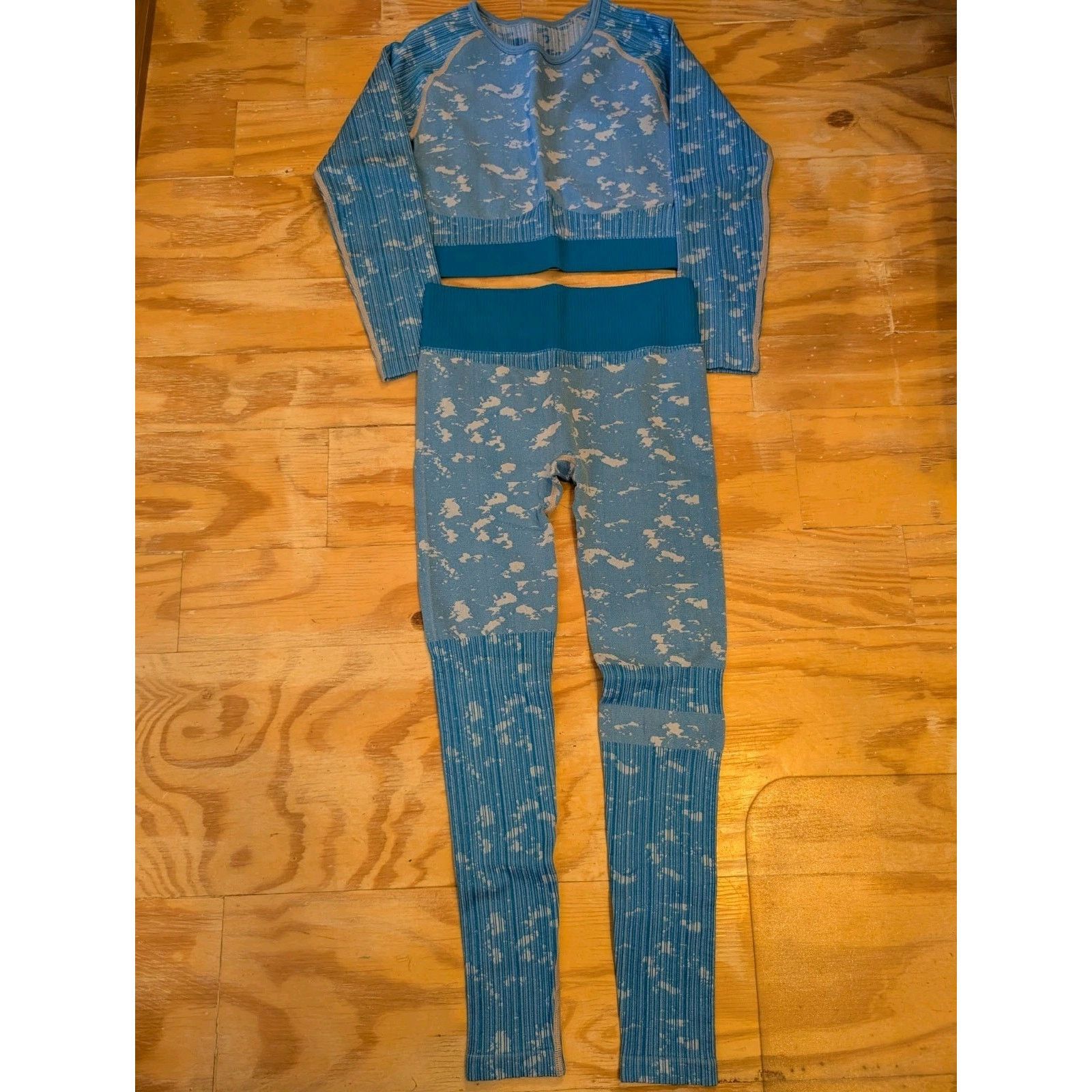 The Unbranded Brand Women's SM Athletic Pant/Top Set Blue/White Cloud Print NWOT Size 27" / US 4 / IT 40 - 2 Thumbnail