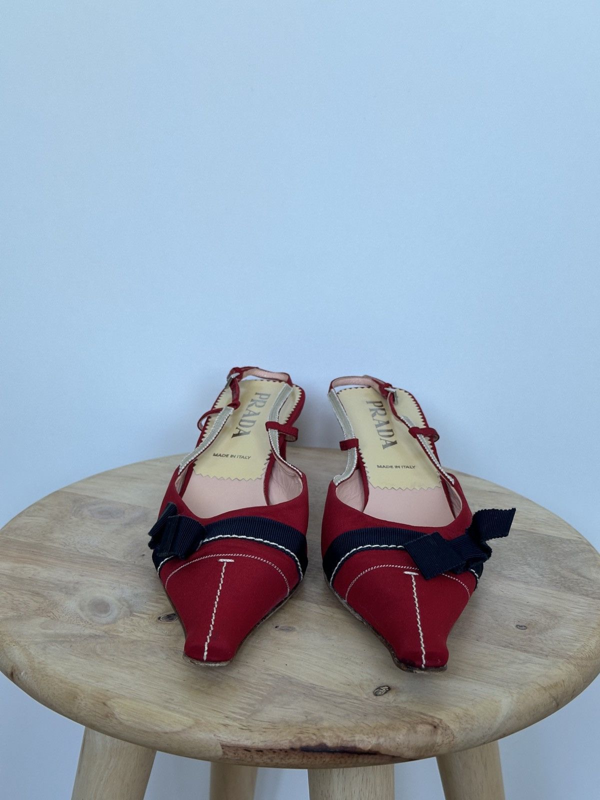 Prada Tytuł Prada Red Satin Slingback Kitten Heels With Navy Bow Size US 7.5 / IT 37.5 - 3 Thumbnail