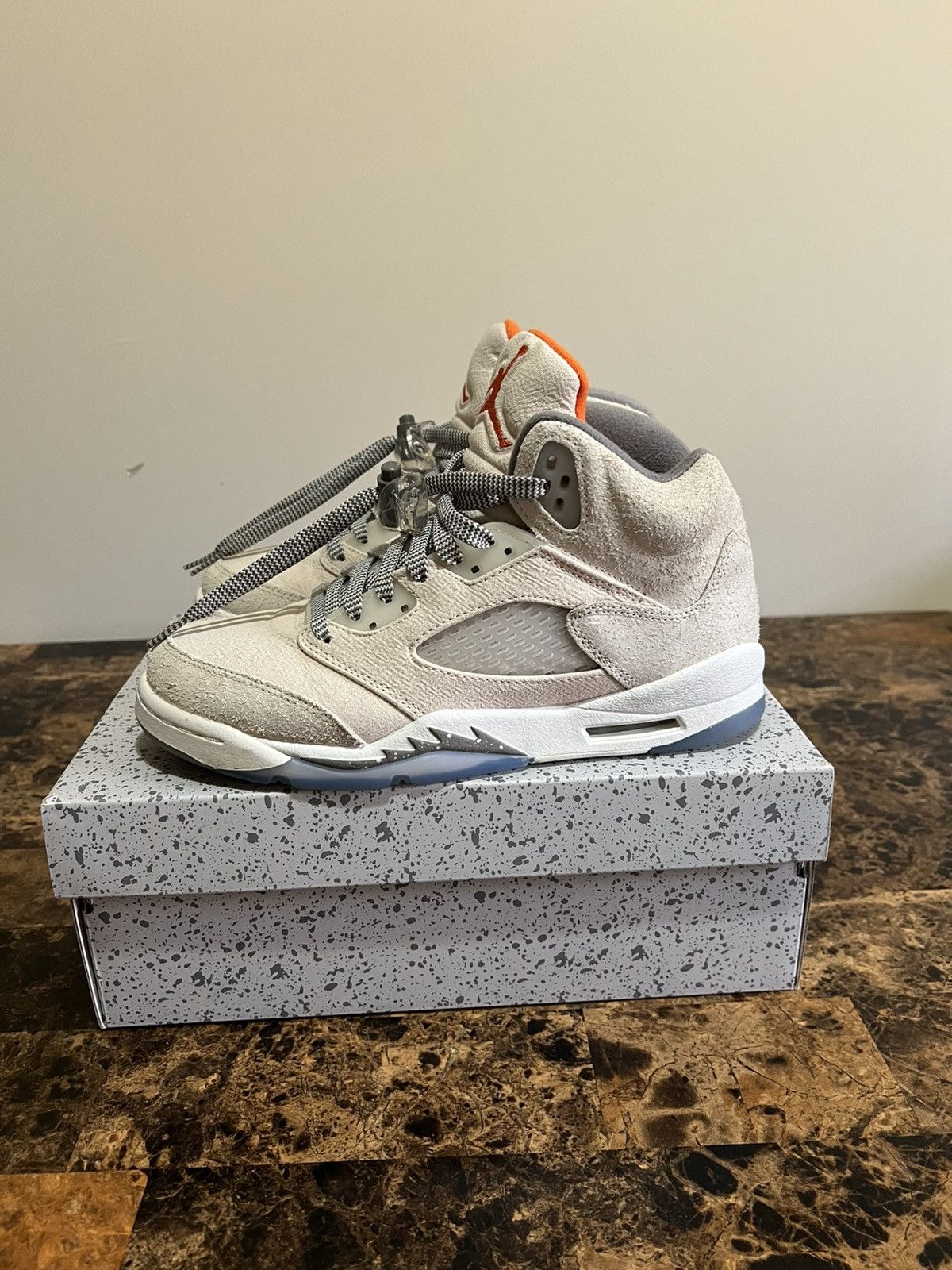 Jordan Brand Jordan 5 Retro SE Craft Light Orewood Brown 7Y PreOwned (GS) Size US 7 / EU 40 - 2 Thumbnail